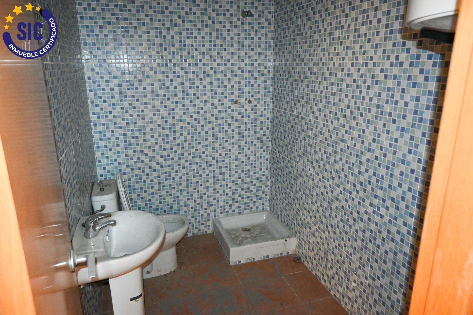 ¡Gran oportunidad de inversión en Xirivella! Local comercial en venta con acceso a dos calles