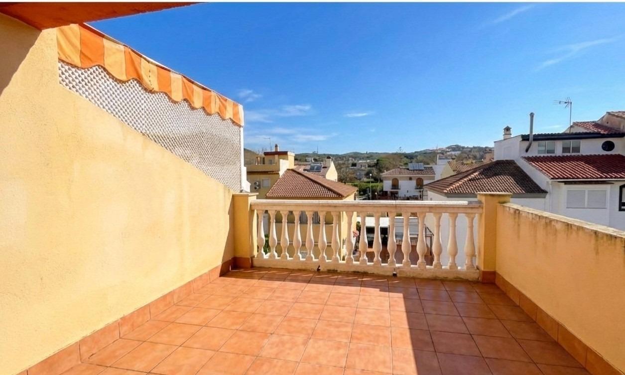 Chalet adosado de 5 hab. (1 en Planta Baja)