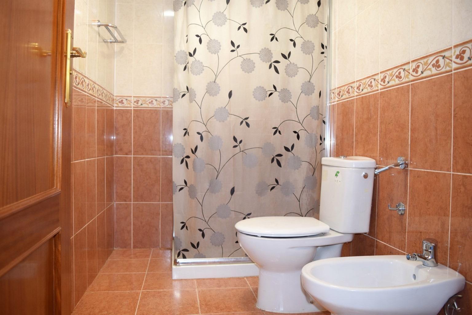 Chalet adosado de 5 hab. (1 en Planta Baja)