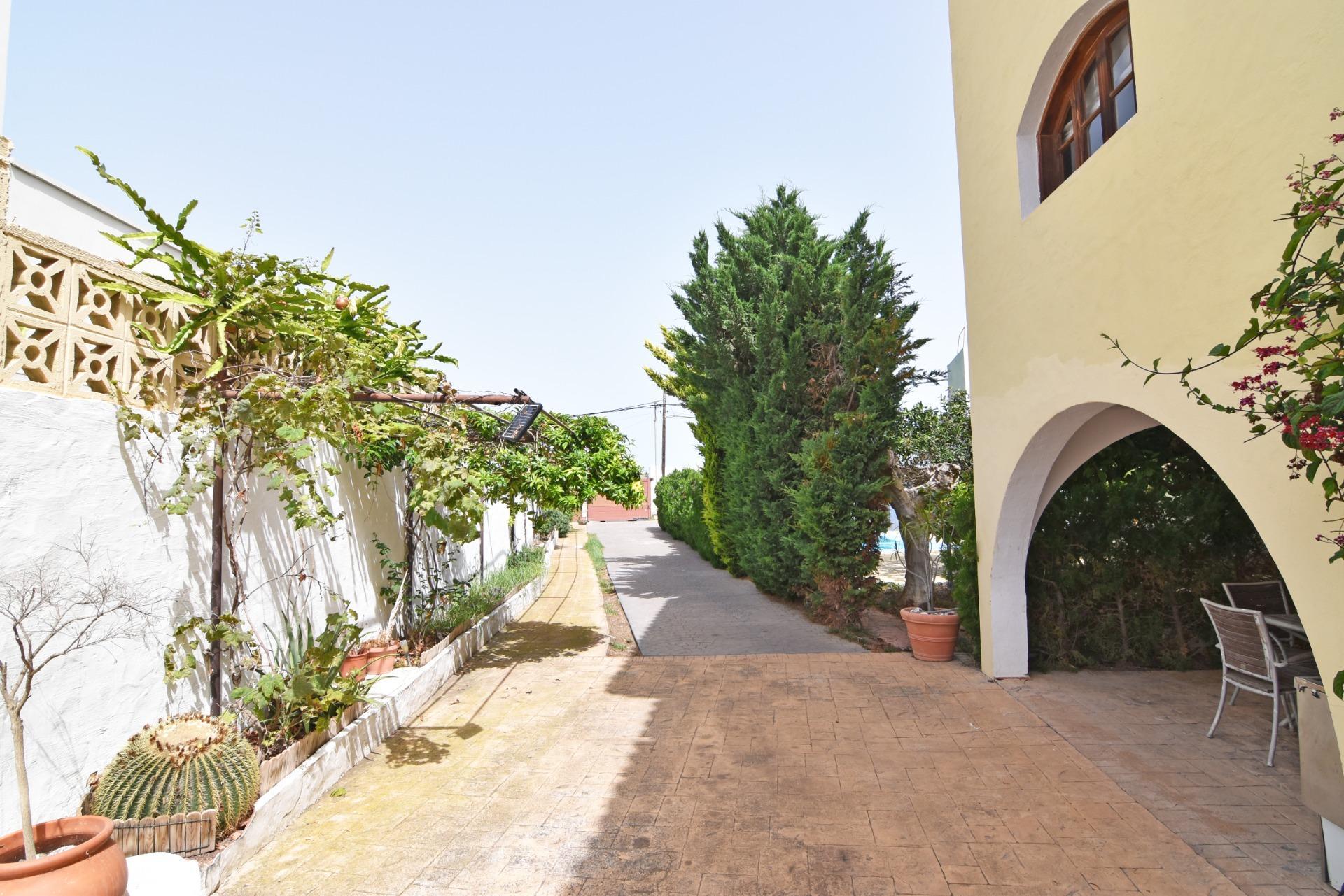 Chalet independiente con jardín y piscina