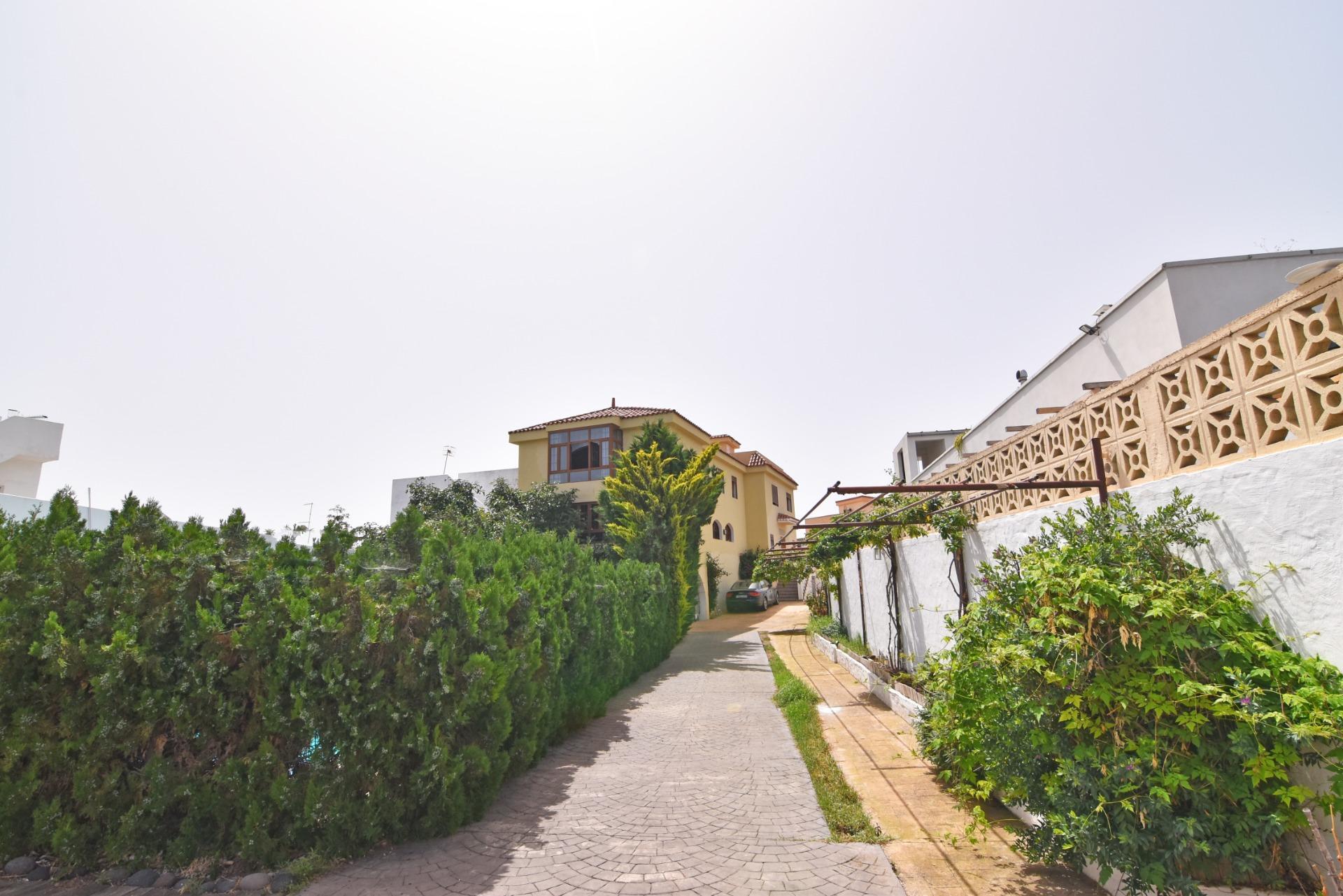 Chalet independiente con jardín y piscina