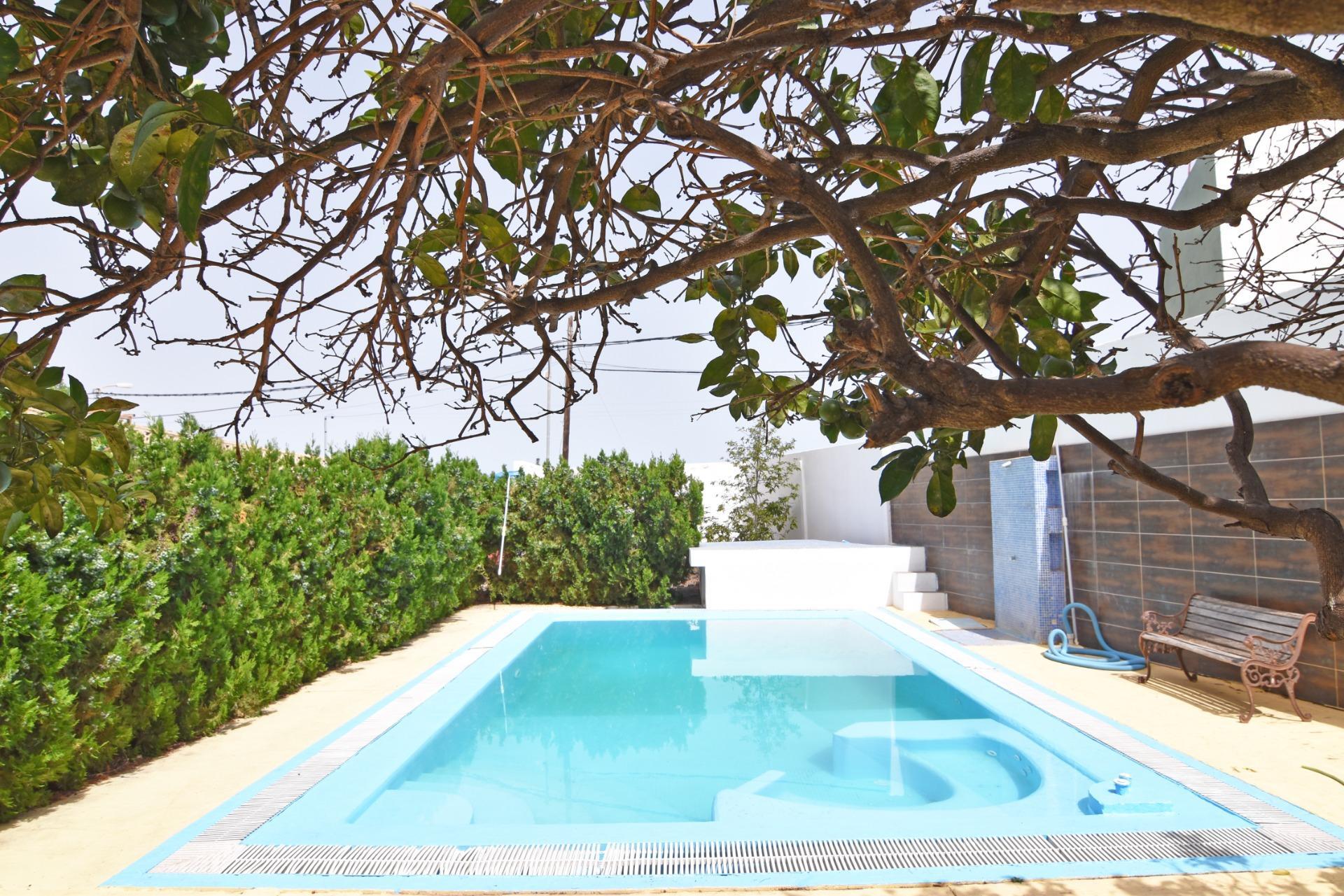 Chalet independiente con jardín y piscina