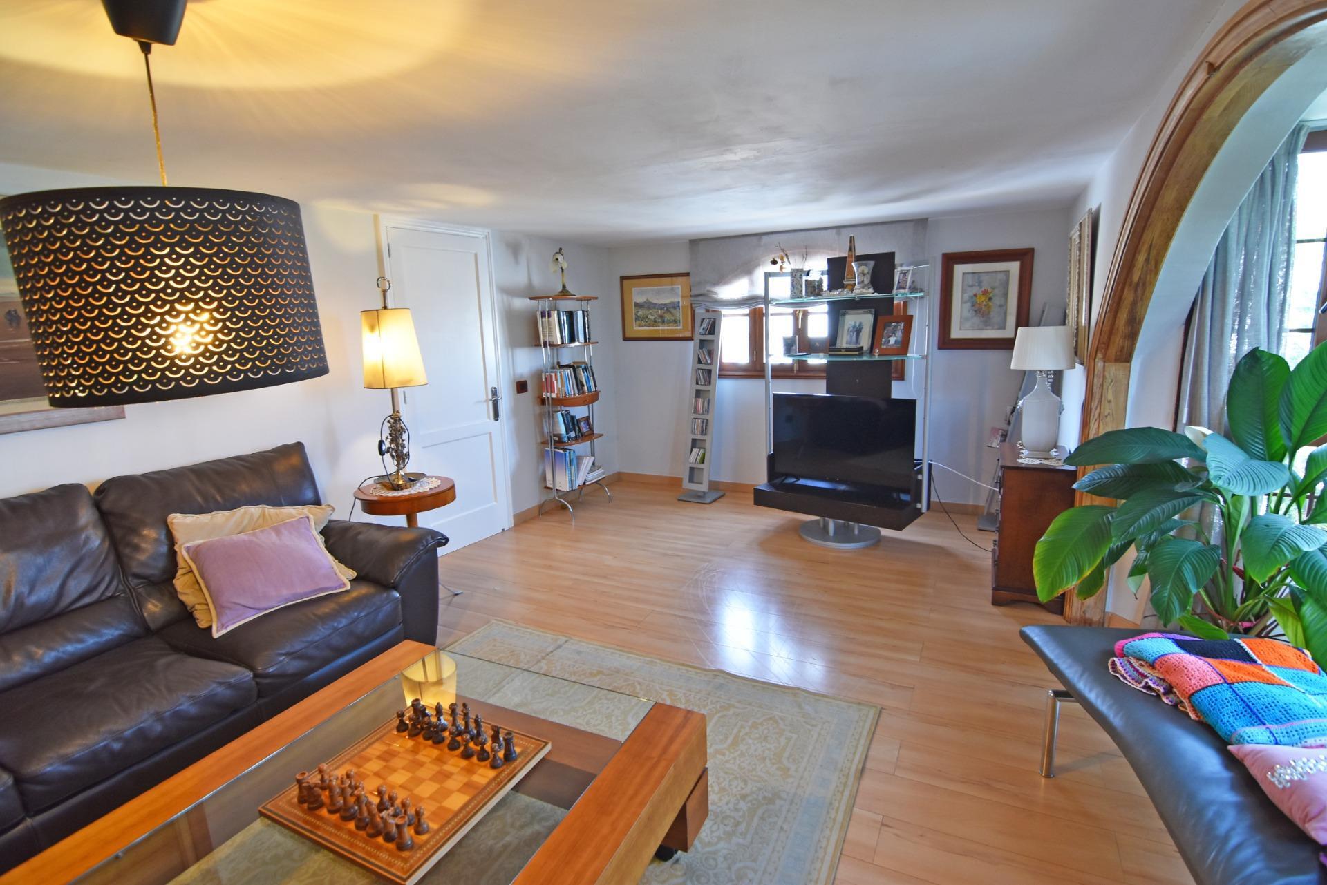 Chalet independiente con jardín y piscina