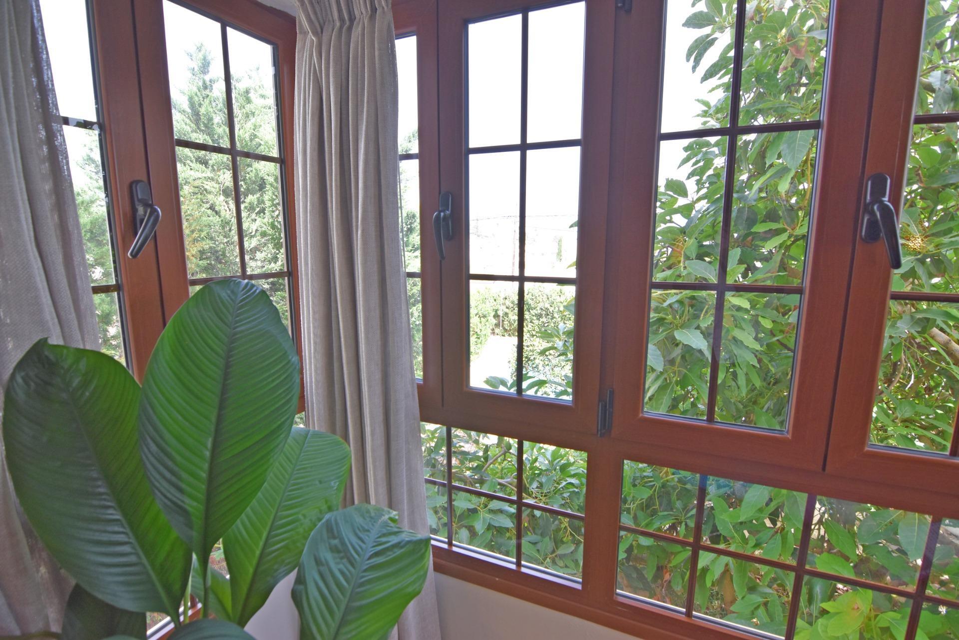 Chalet independiente con jardín y piscina