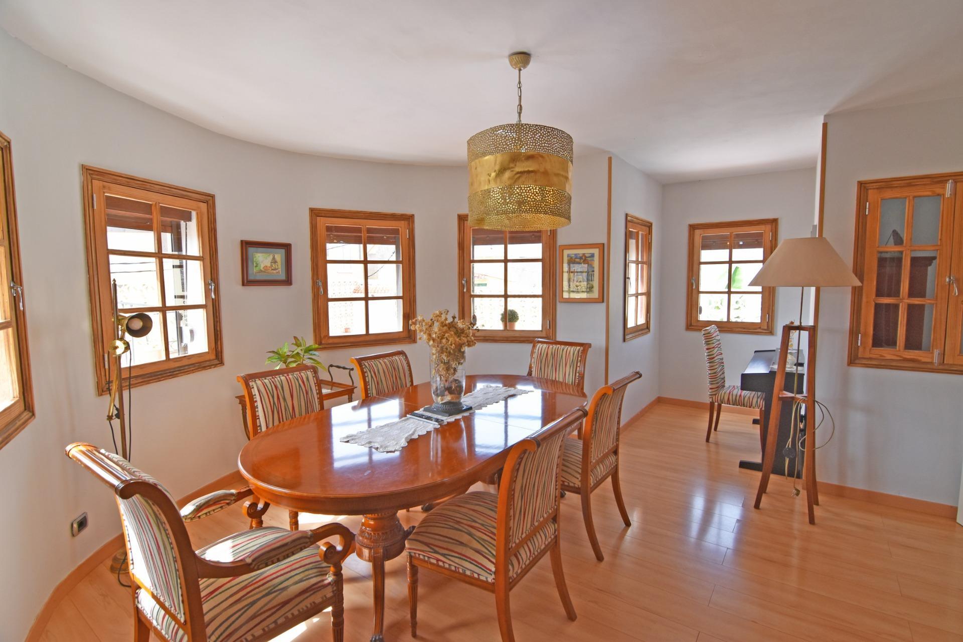 Chalet independiente con jardín y piscina