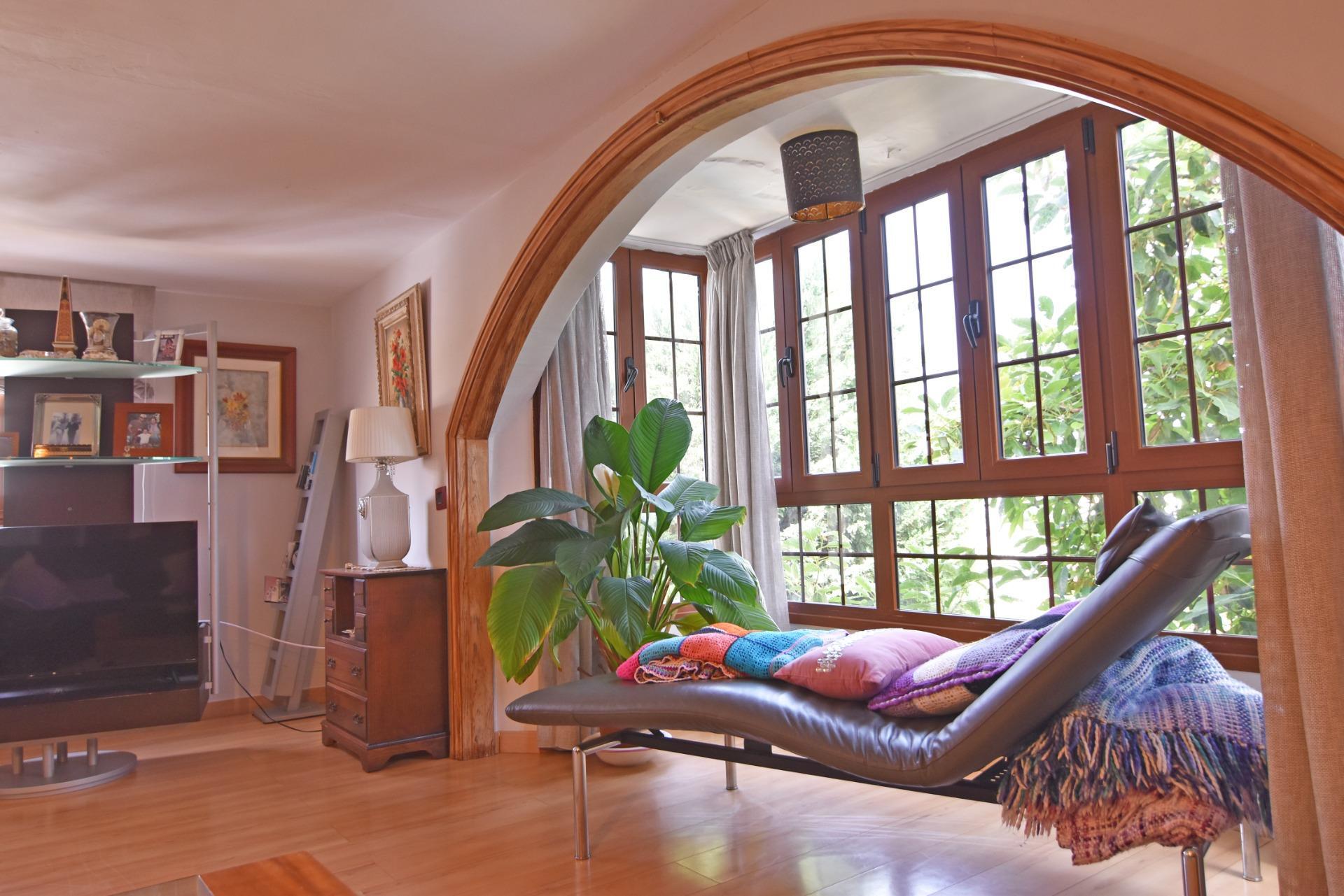 Chalet independiente con jardín y piscina