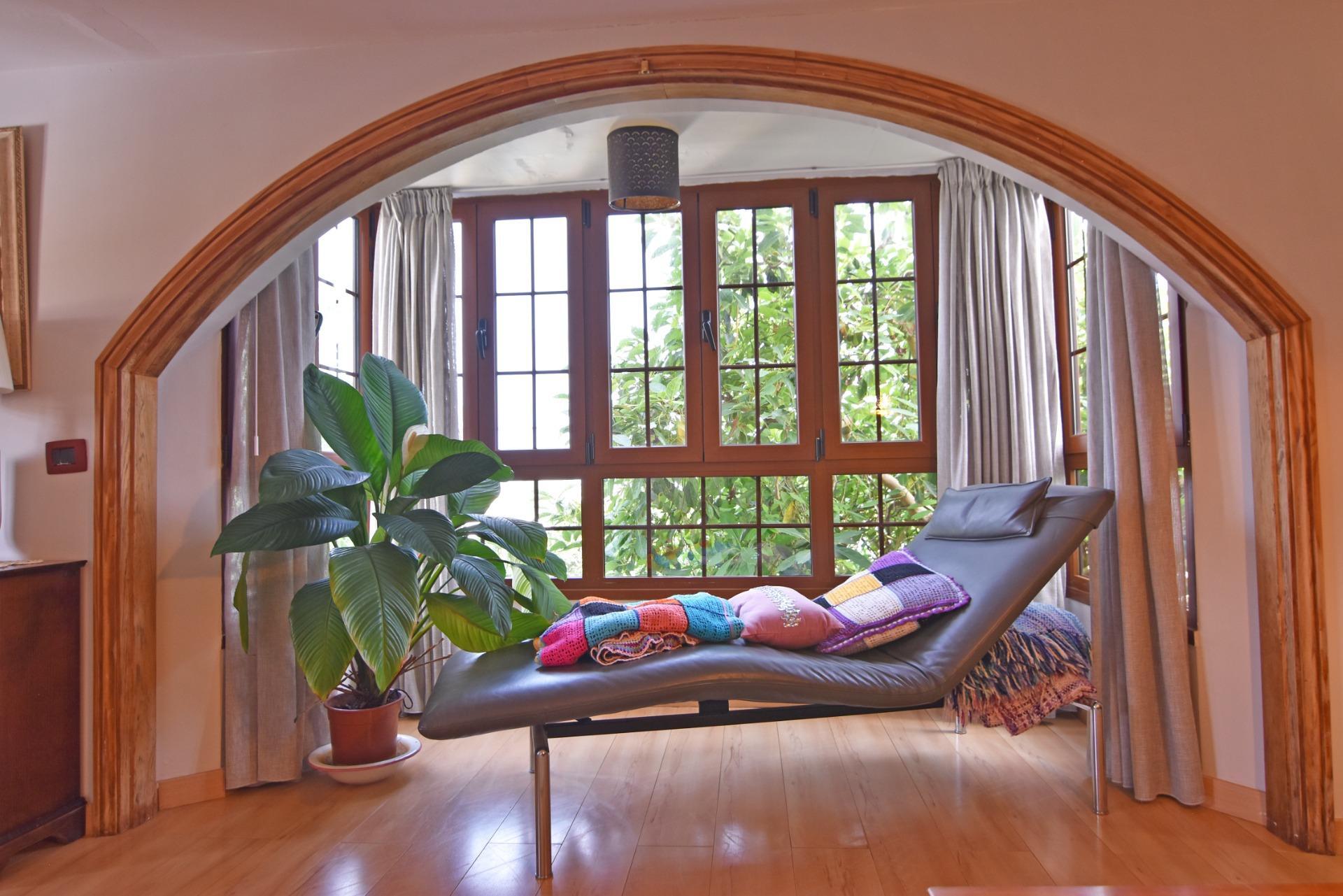 Chalet independiente con jardín y piscina