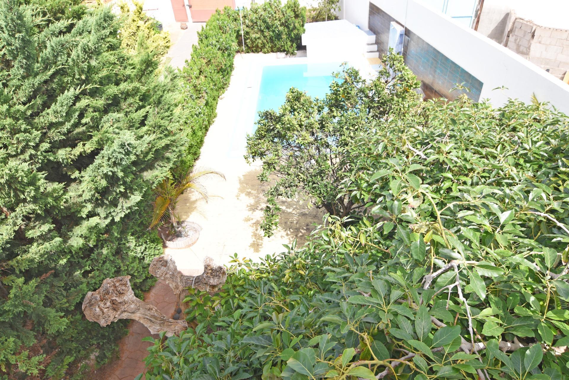 Chalet independiente con jardín y piscina