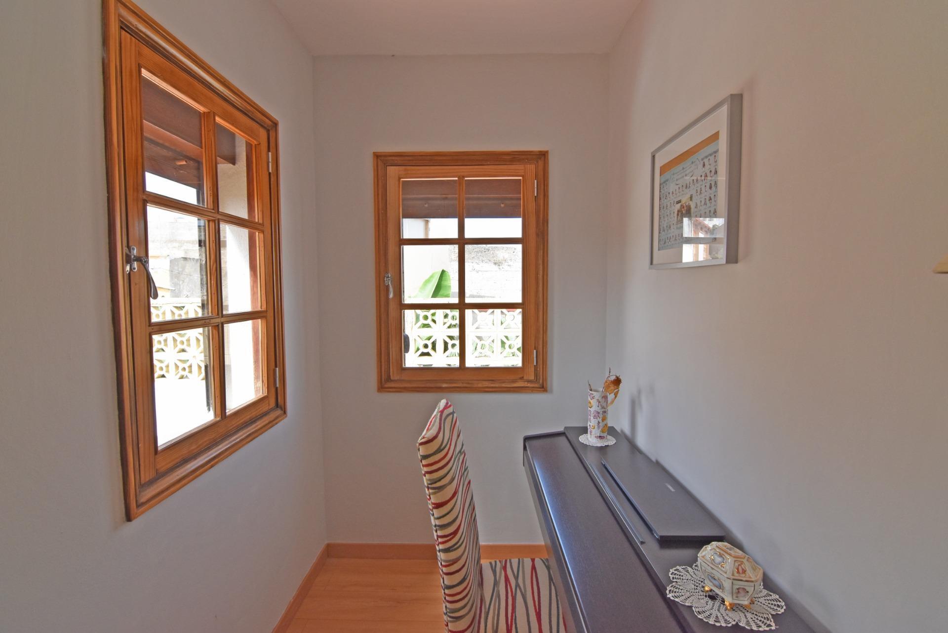 Chalet independiente con jardín y piscina