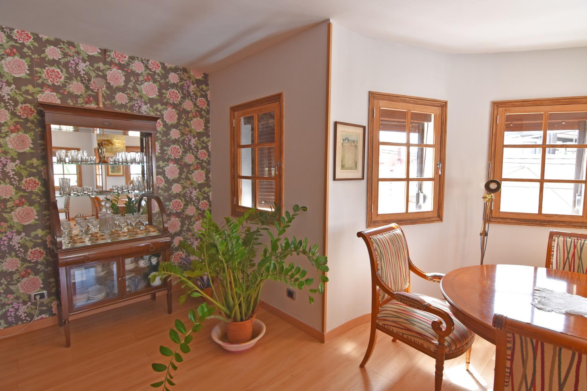 Chalet independiente con jardín y piscina