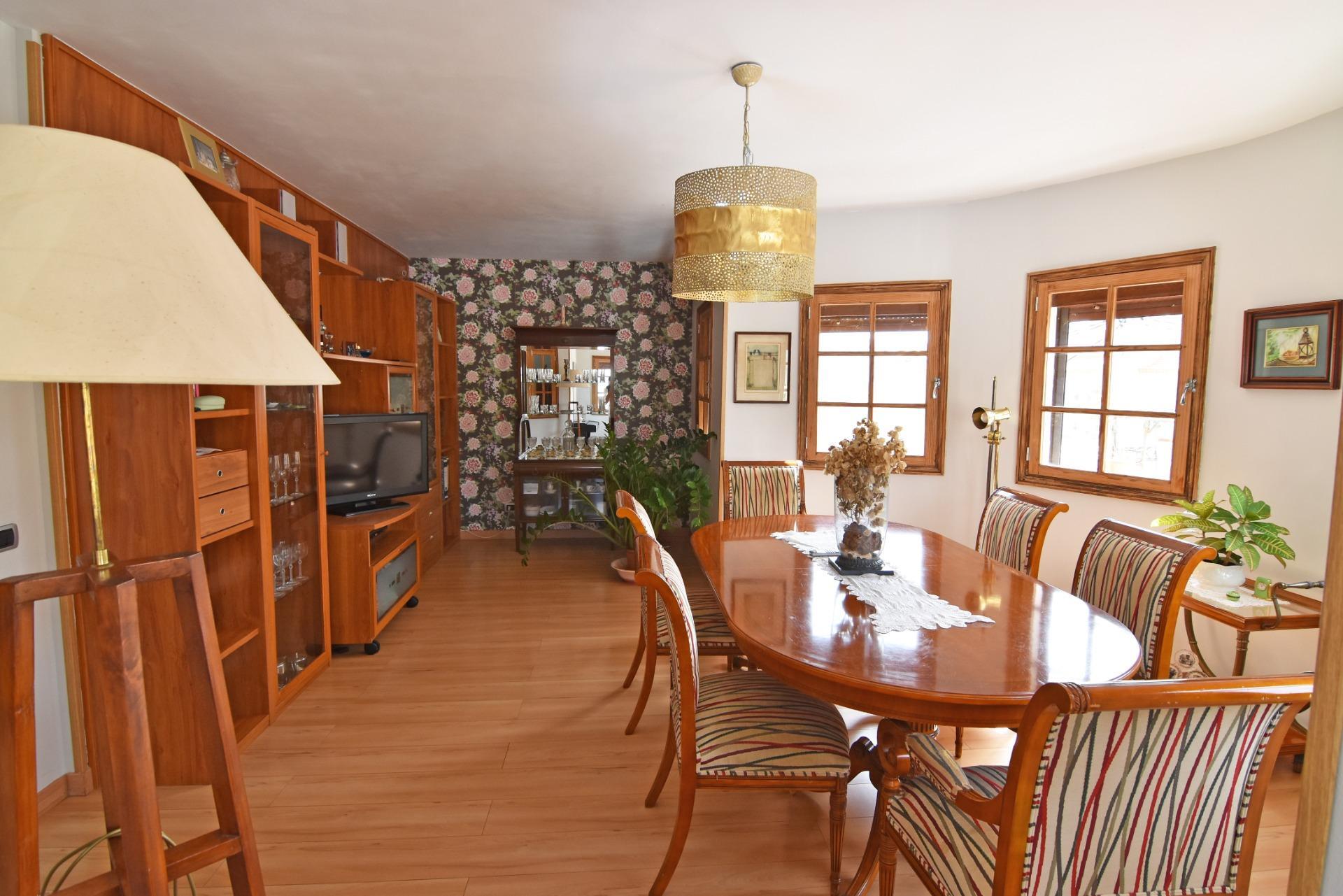 Chalet independiente con jardín y piscina