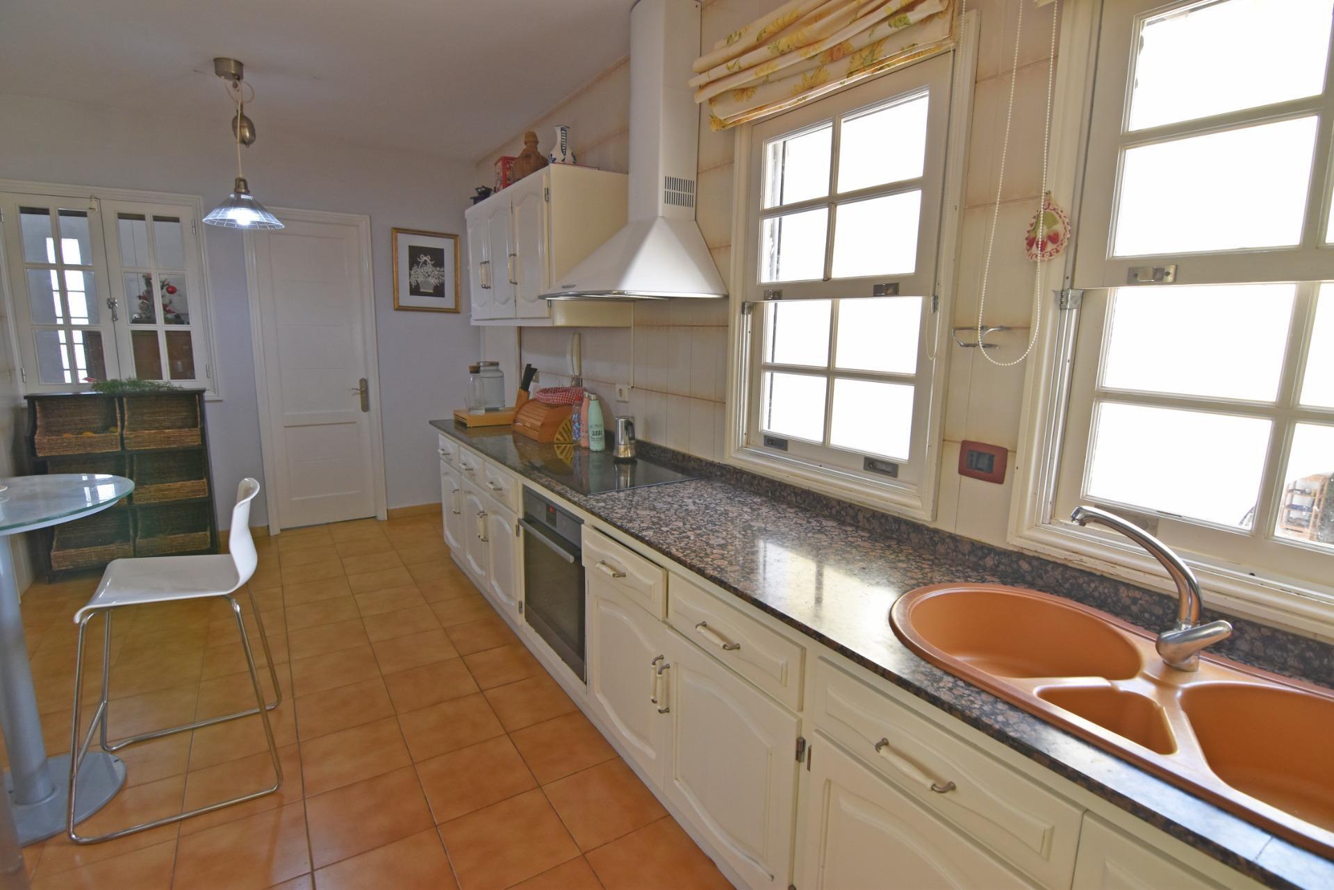 Chalet independiente con jardín y piscina