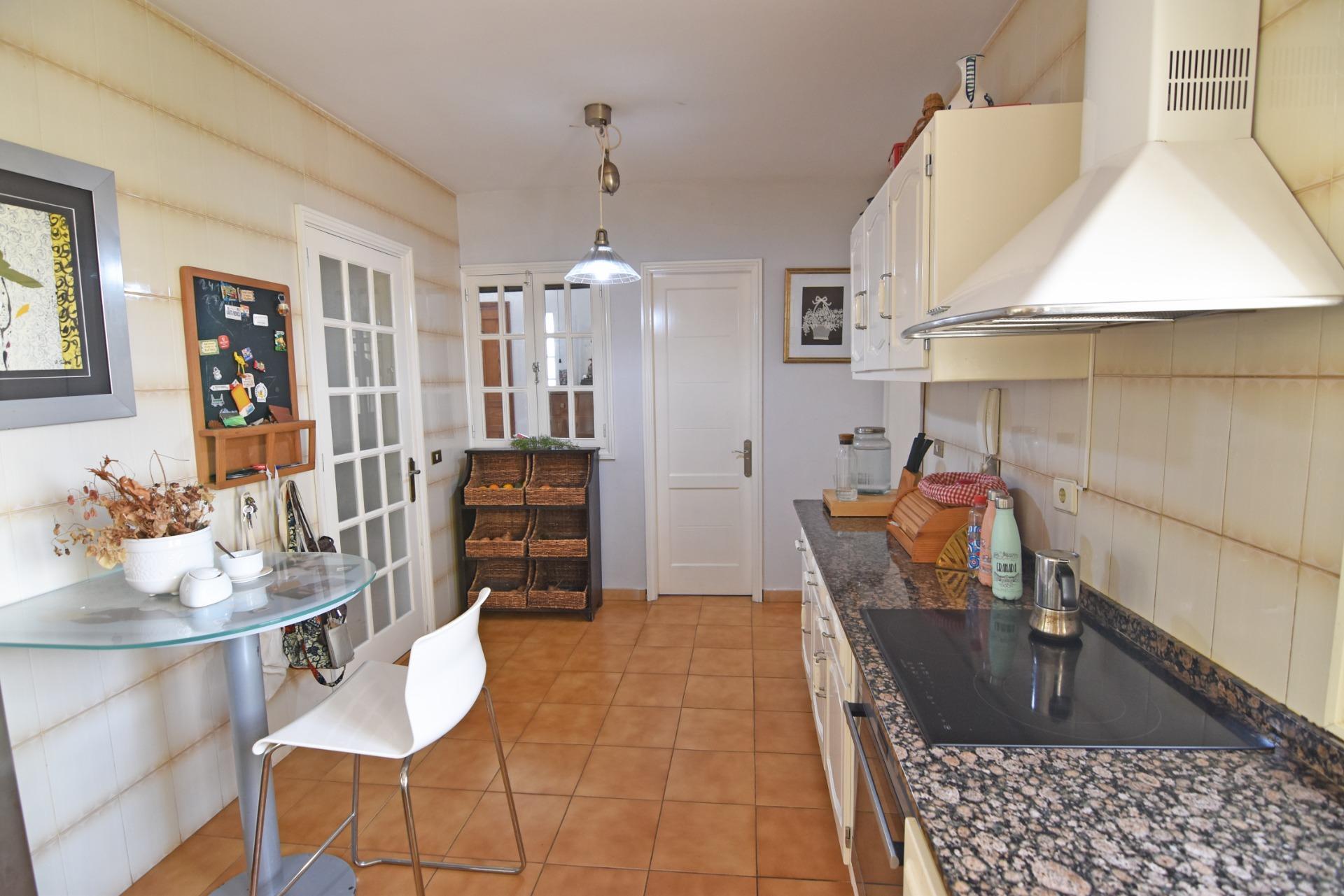 Chalet independiente con jardín y piscina