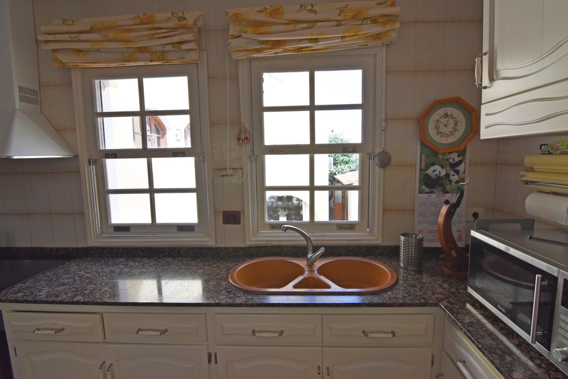 Chalet independiente con jardín y piscina