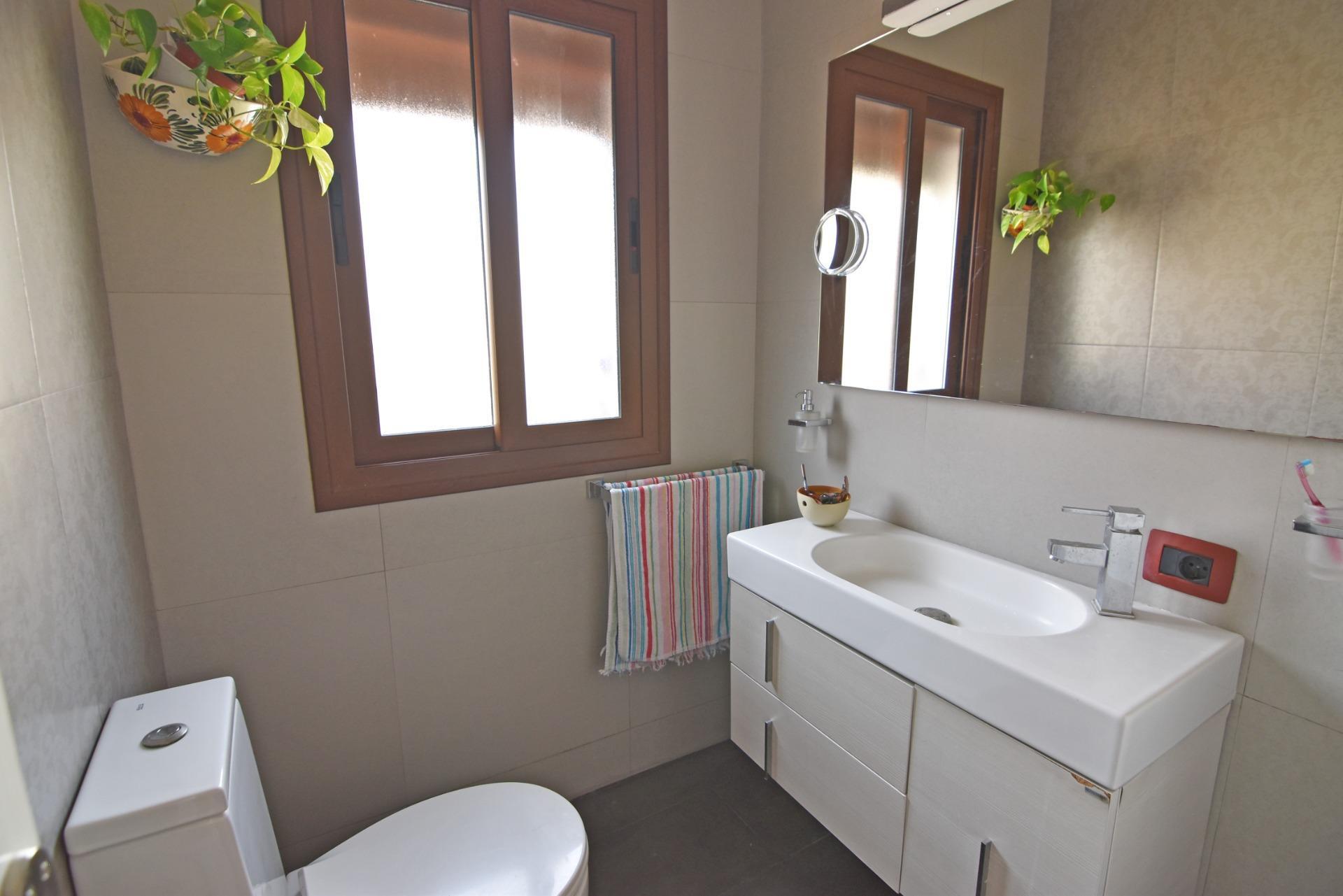 Chalet independiente con jardín y piscina