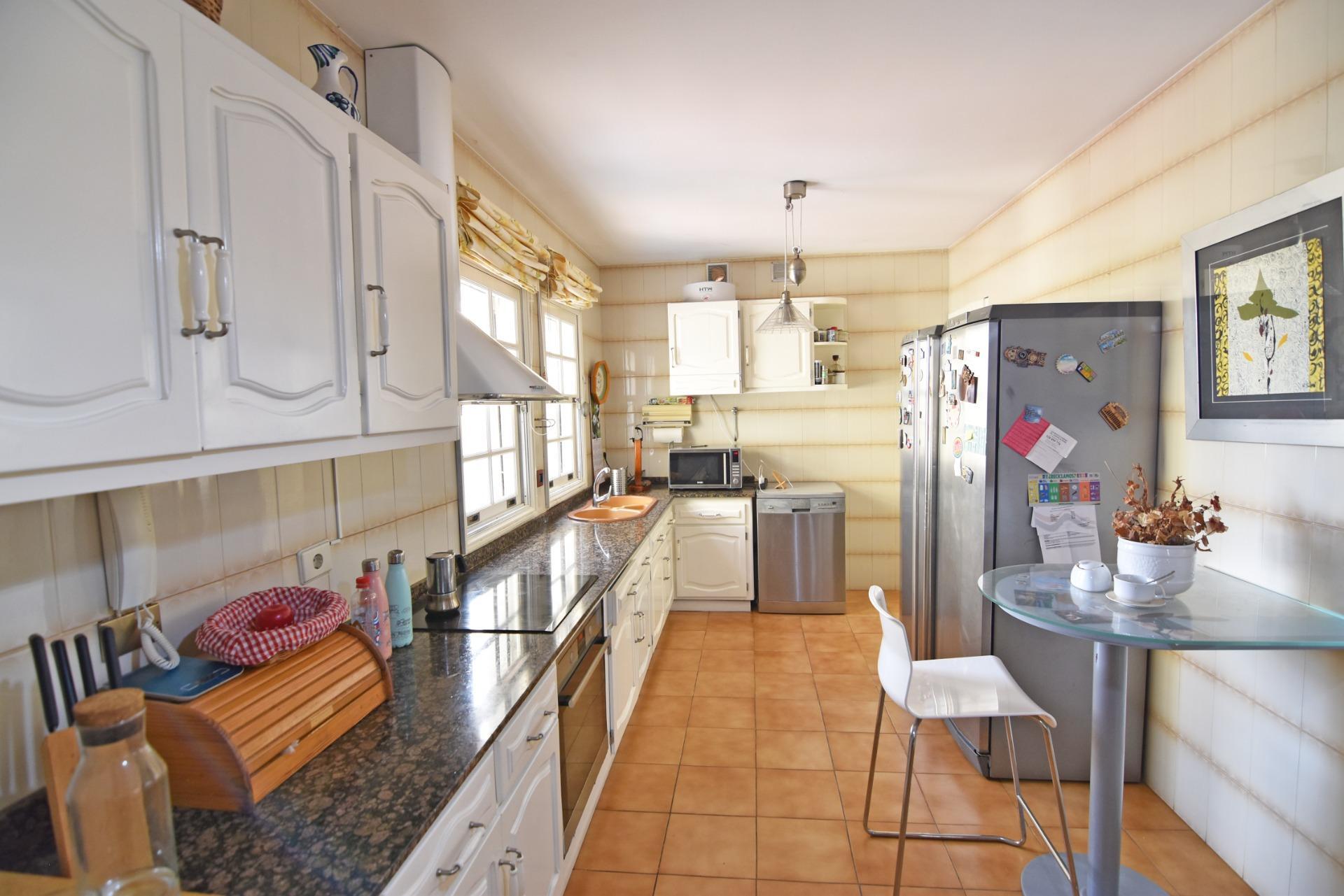 Chalet independiente con jardín y piscina