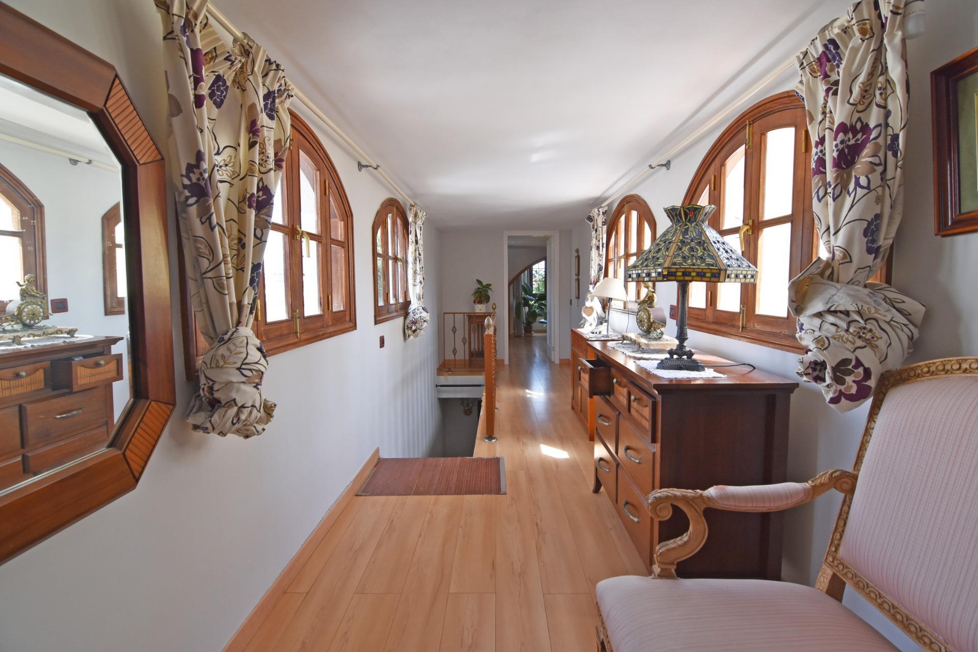 Chalet independiente con jardín y piscina