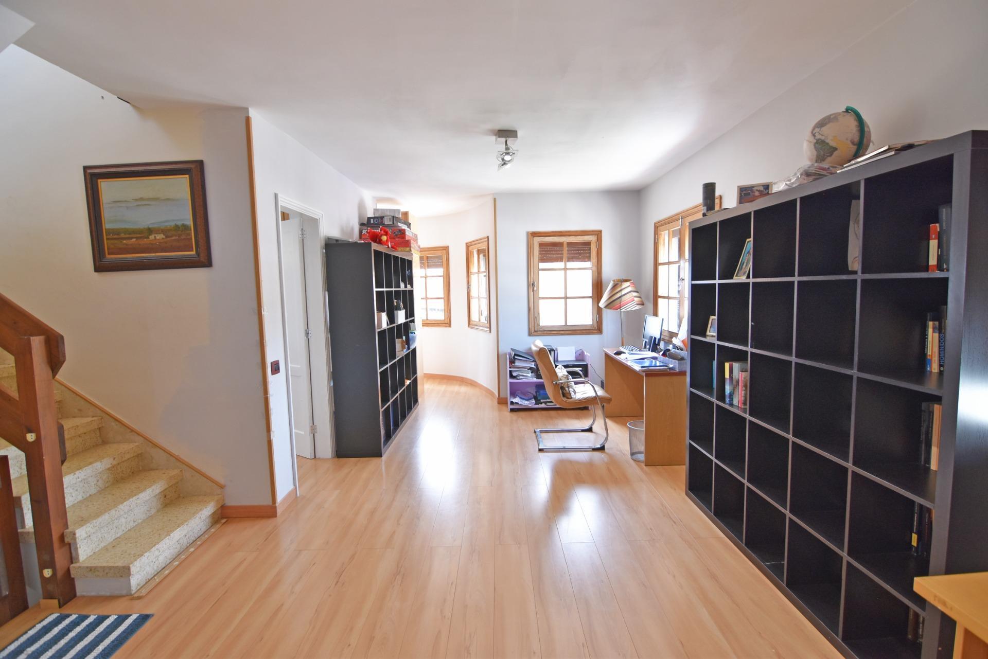 Chalet independiente con jardín y piscina