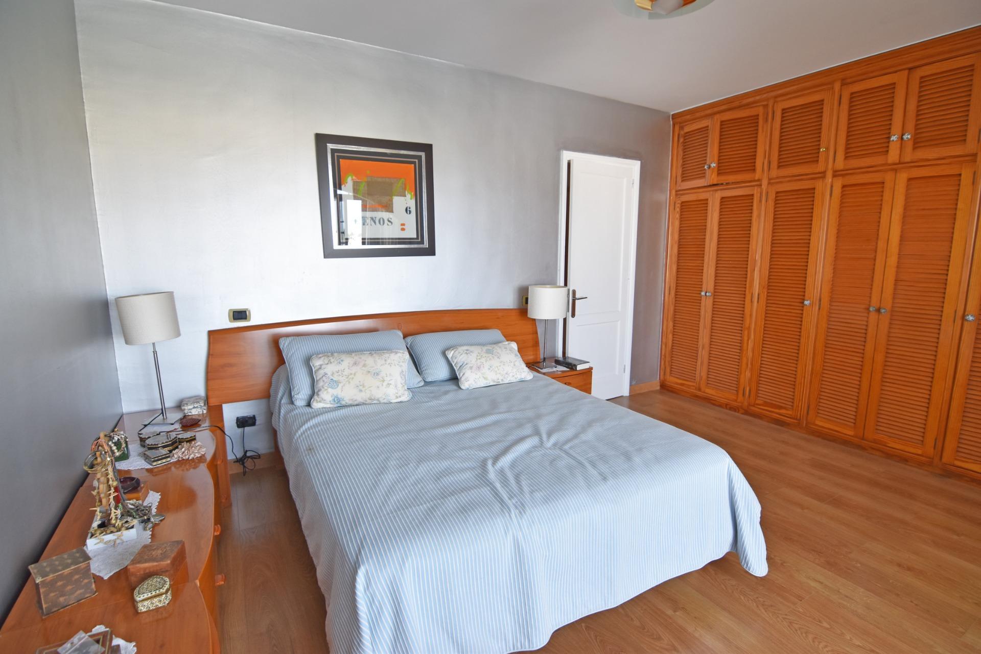 Chalet independiente con jardín y piscina