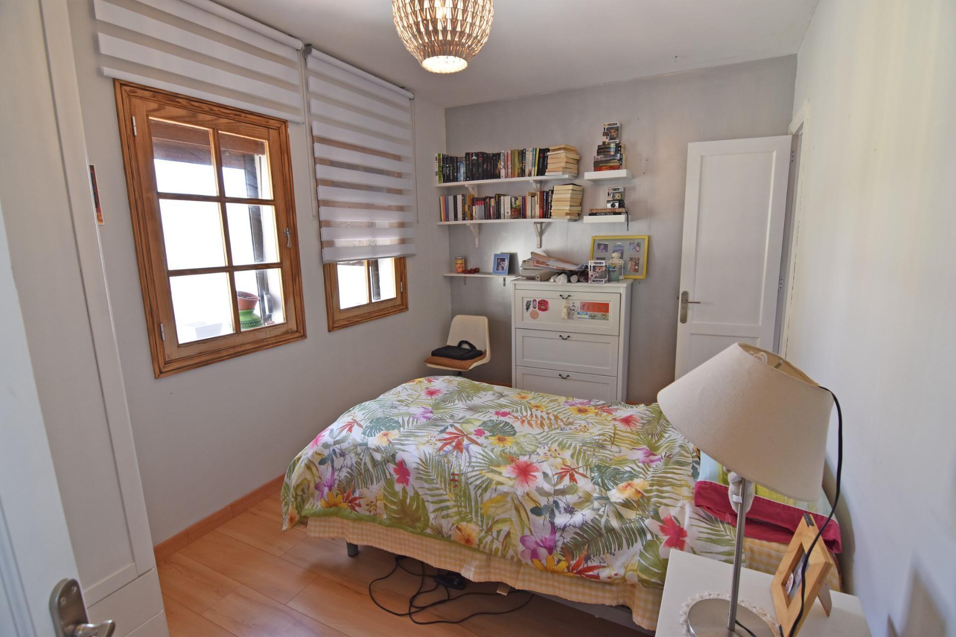 Chalet independiente con jardín y piscina