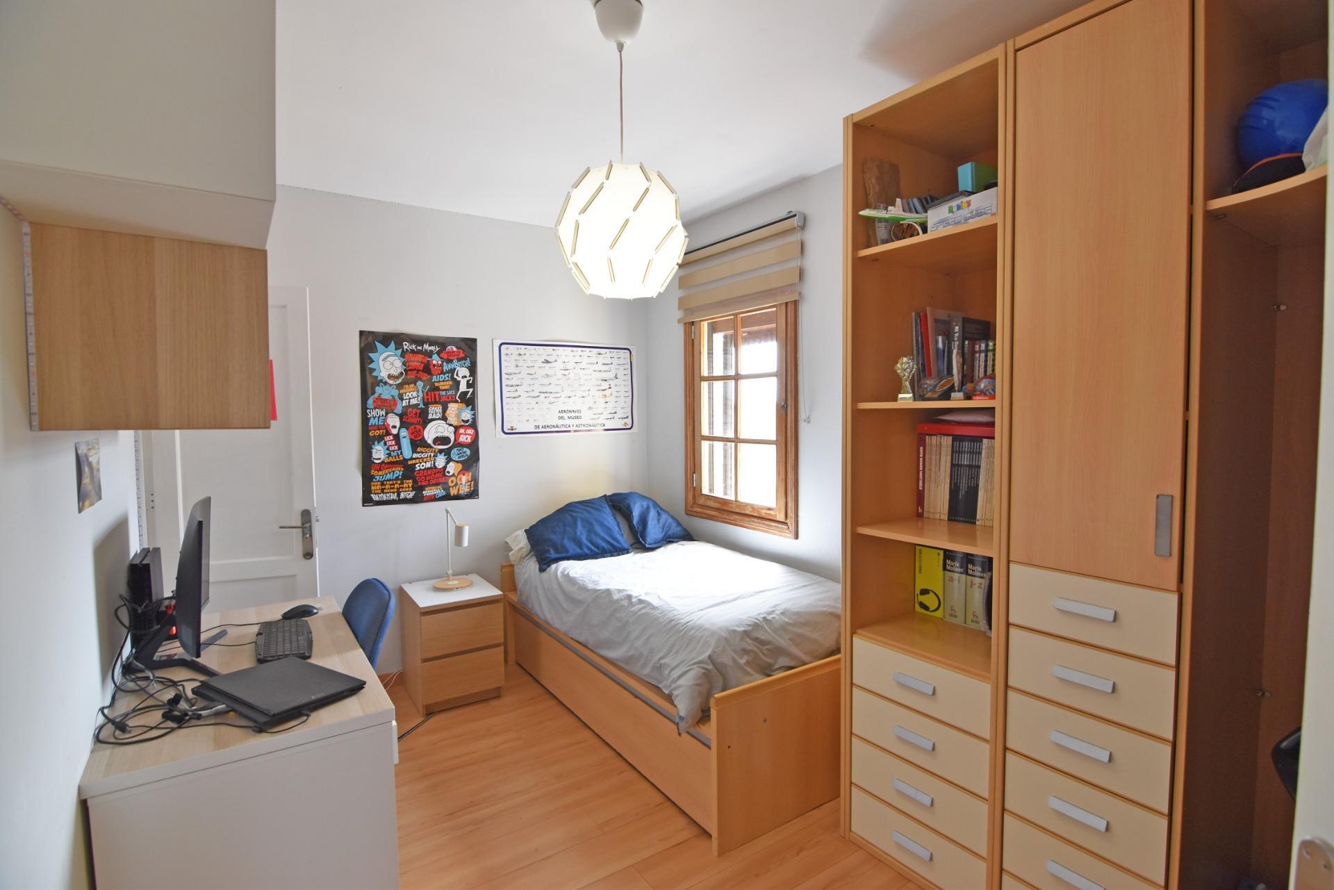 Chalet independiente con jardín y piscina