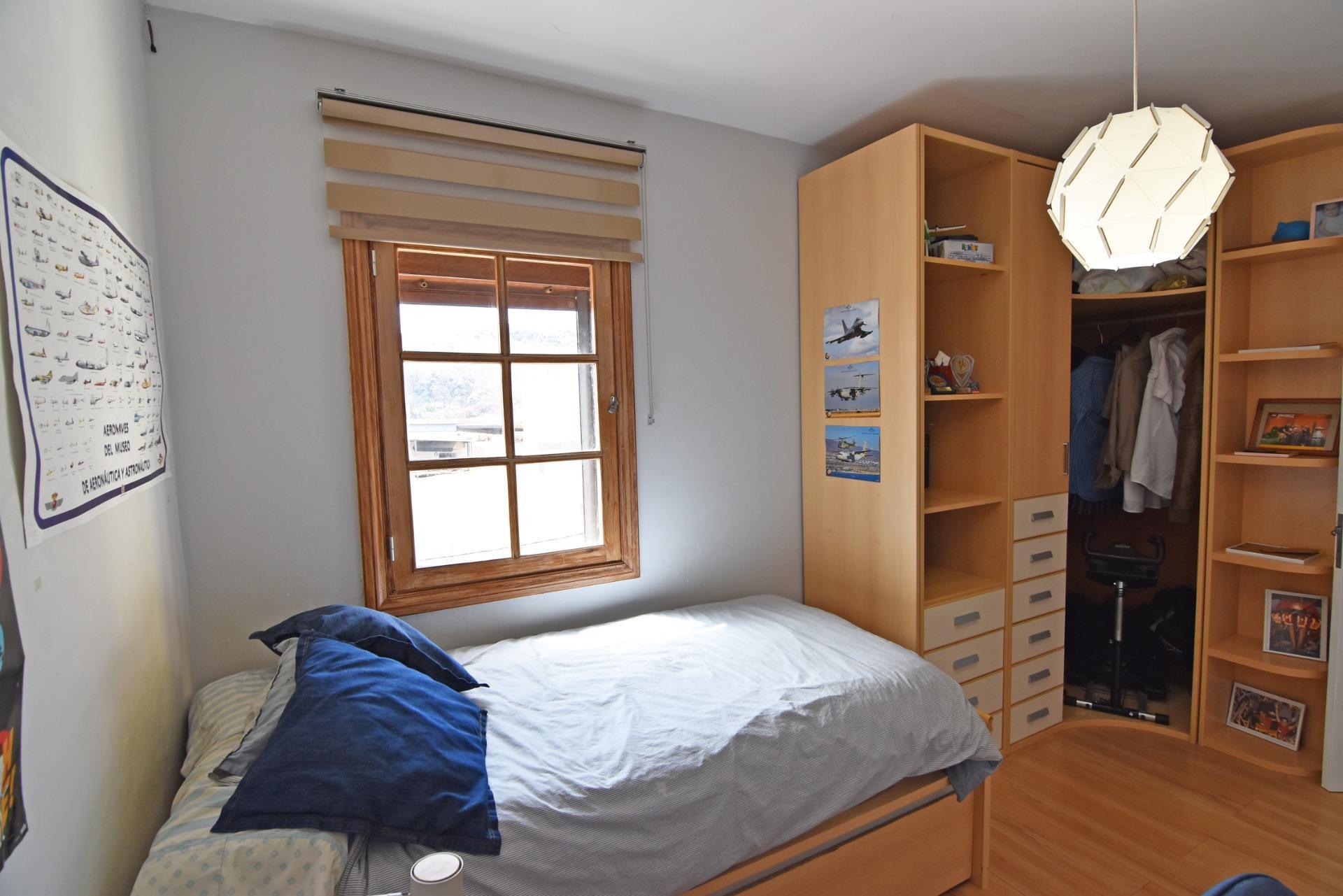 Chalet independiente con jardín y piscina