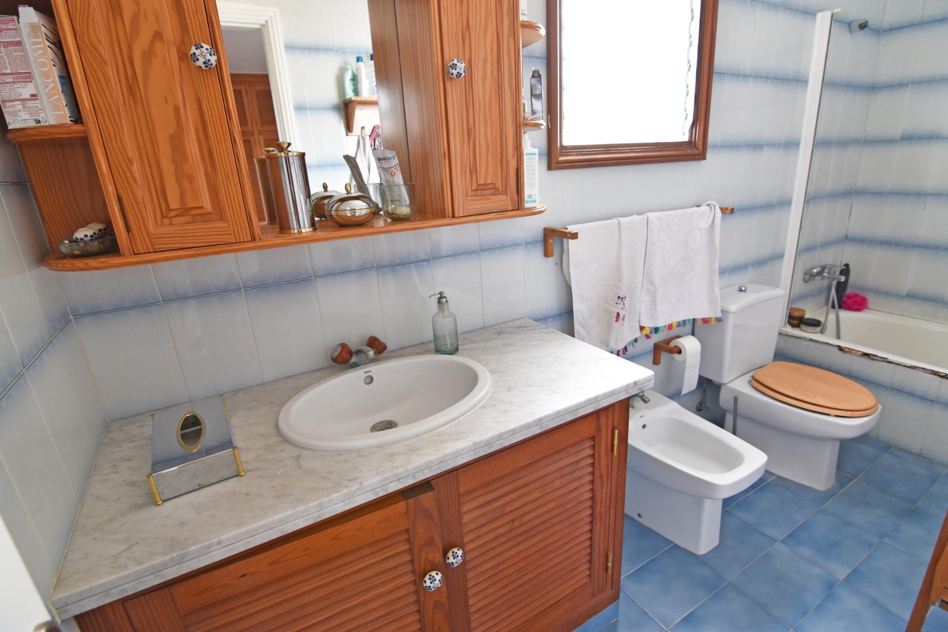 Chalet independiente con jardín y piscina