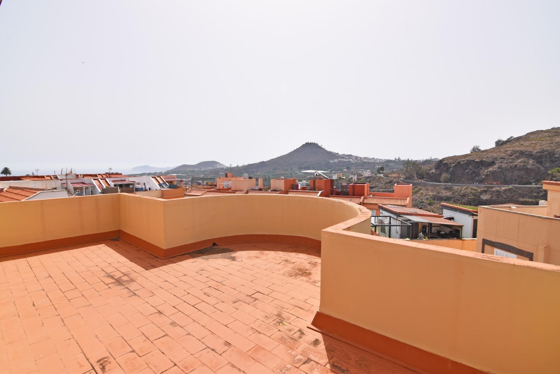 Chalet independiente con jardín y piscina