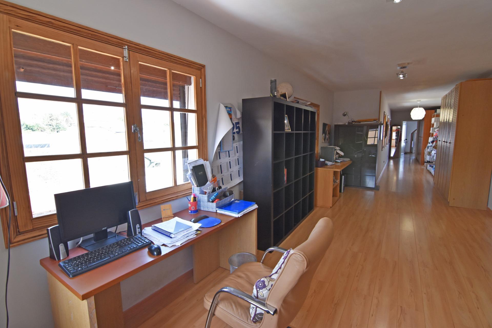 Chalet independiente con jardín y piscina