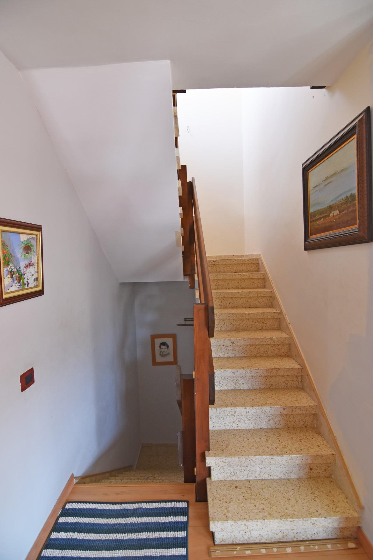 Chalet independiente con jardín y piscina