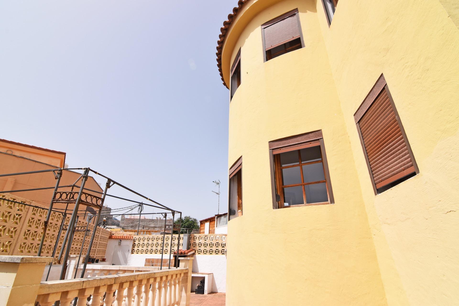 Chalet independiente con jardín y piscina