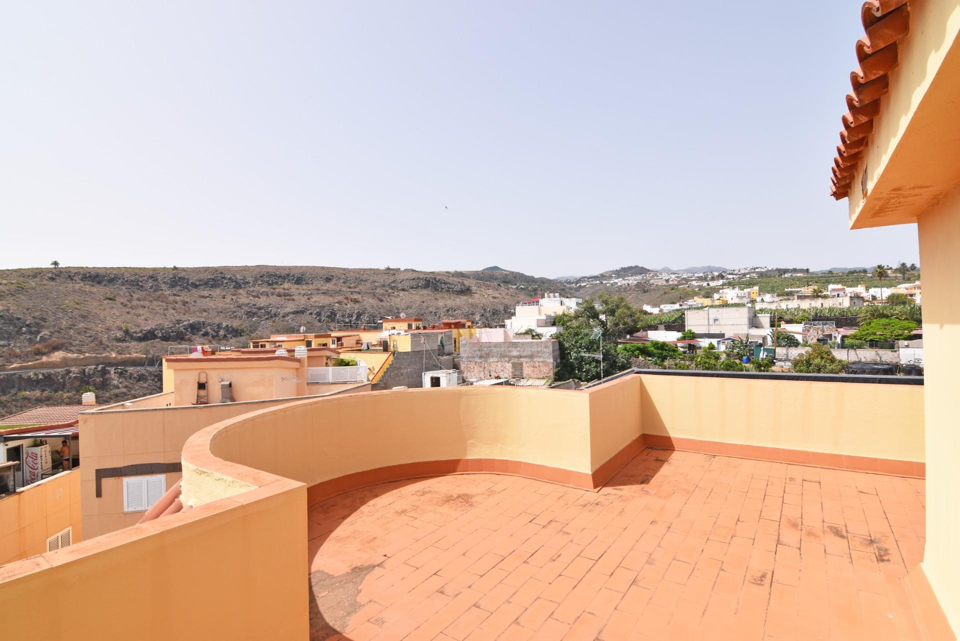 Chalet independiente con jardín y piscina