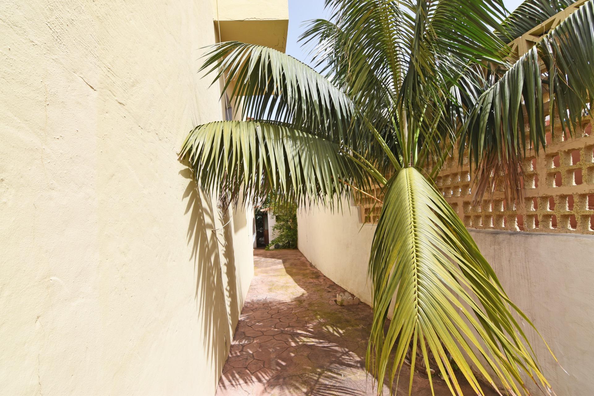 Chalet independiente con jardín y piscina