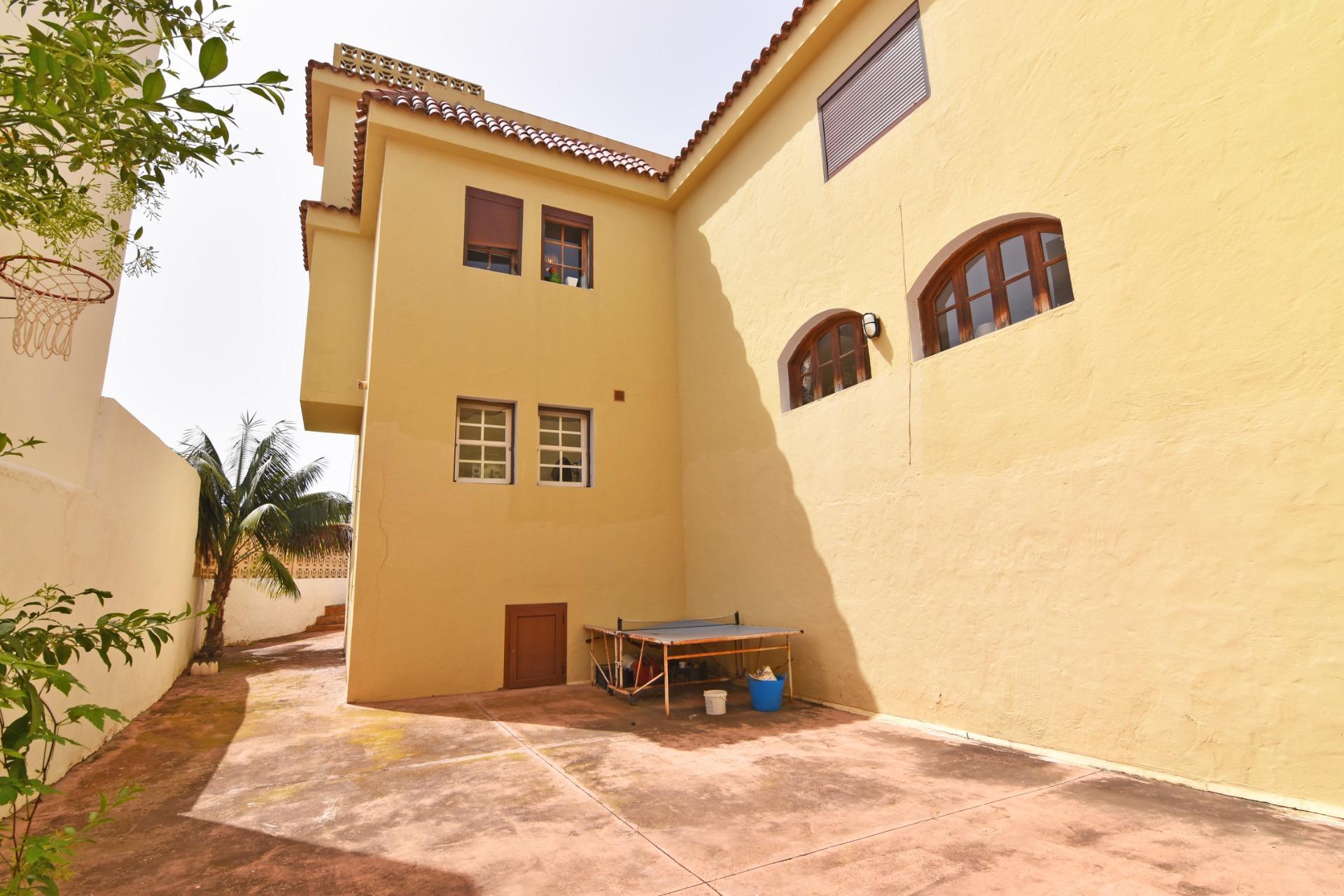 Chalet independiente con jardín y piscina