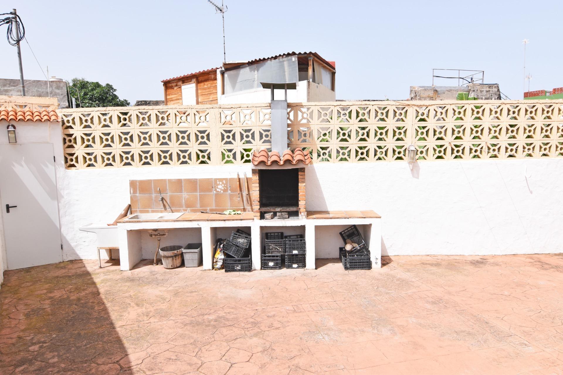 Chalet independiente con jardín y piscina