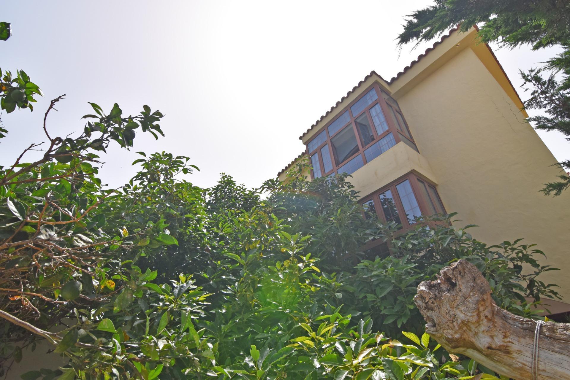 Chalet independiente con jardín y piscina