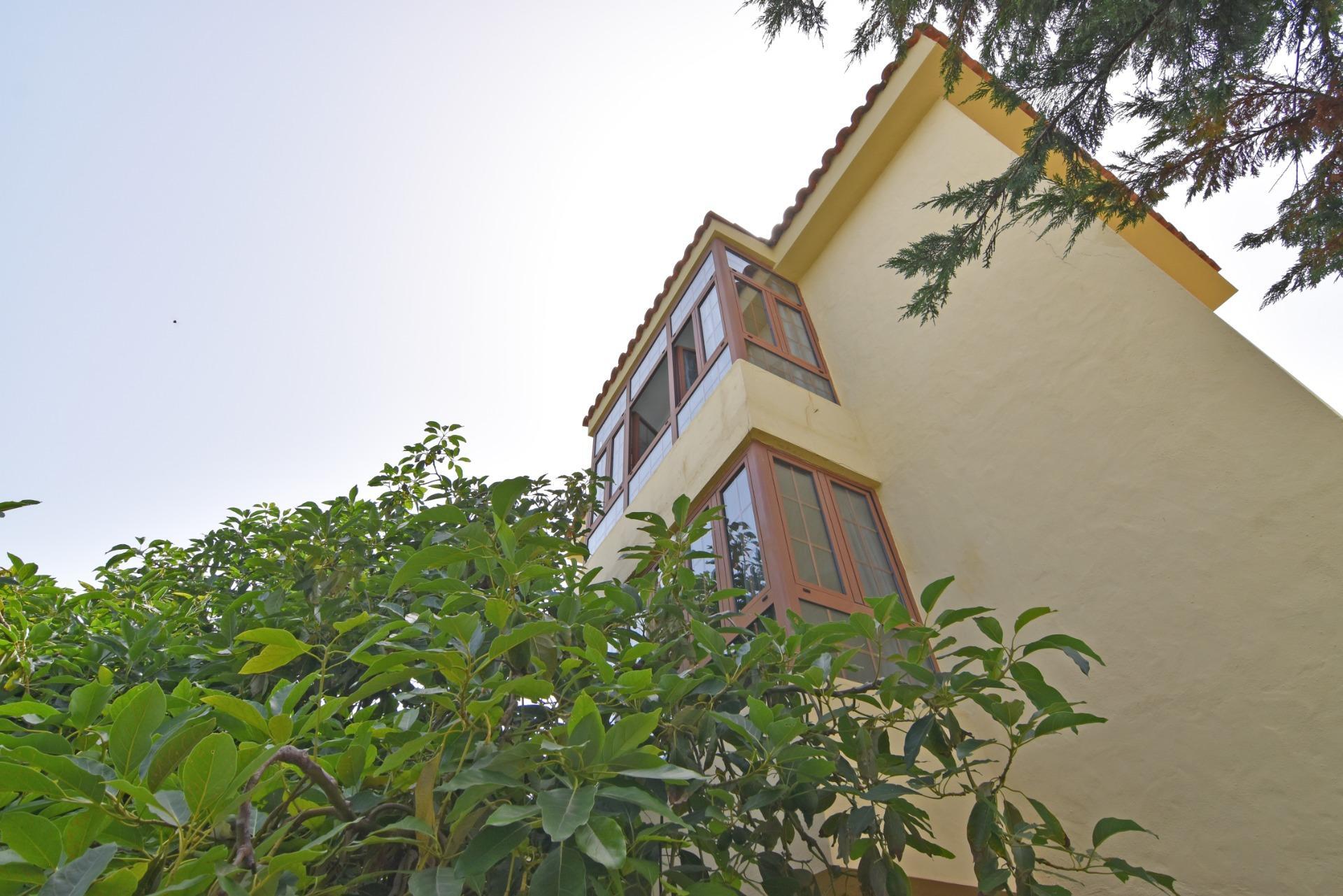 Chalet independiente con jardín y piscina