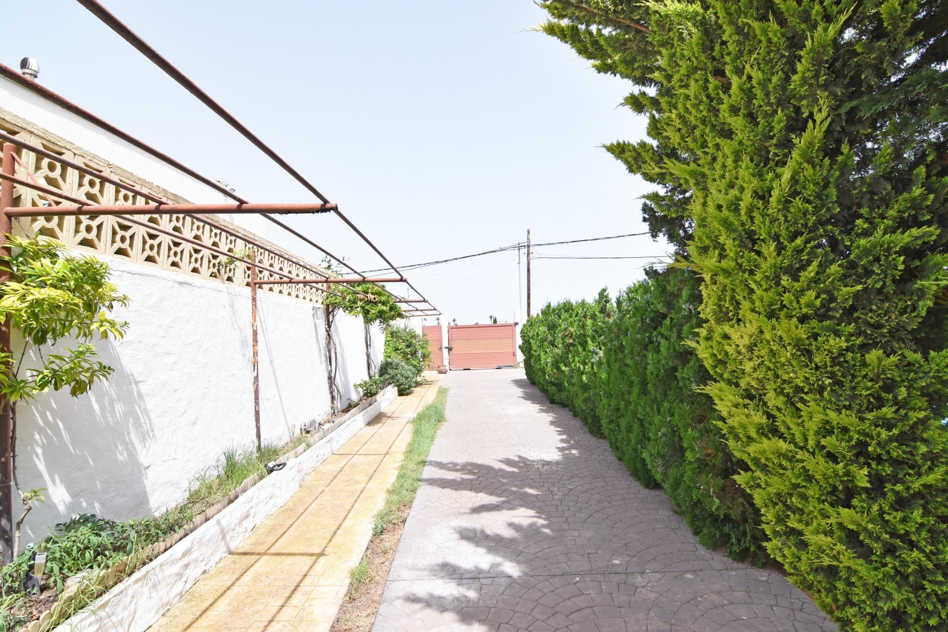 Chalet independiente con jardín y piscina