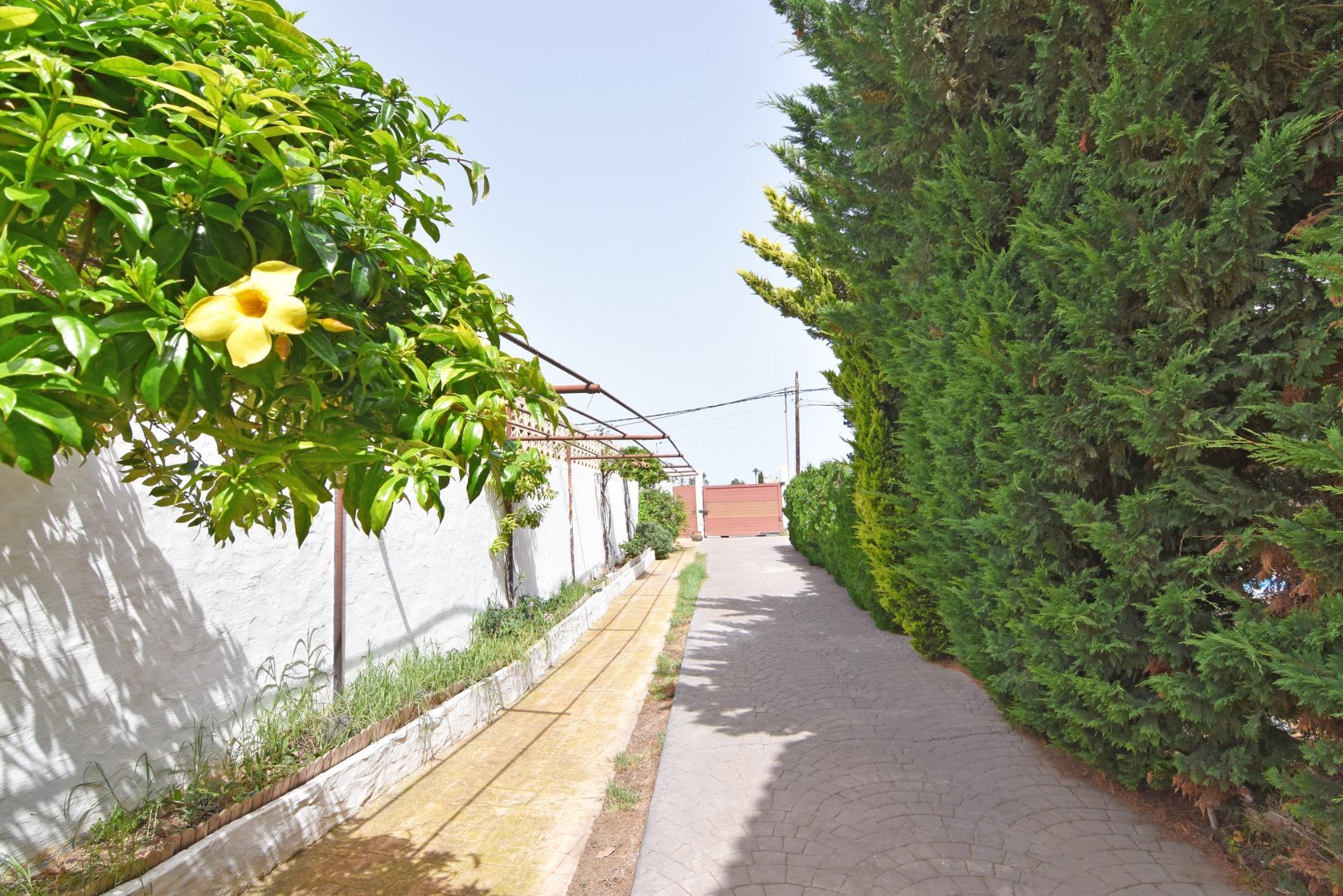 Chalet independiente con jardín y piscina