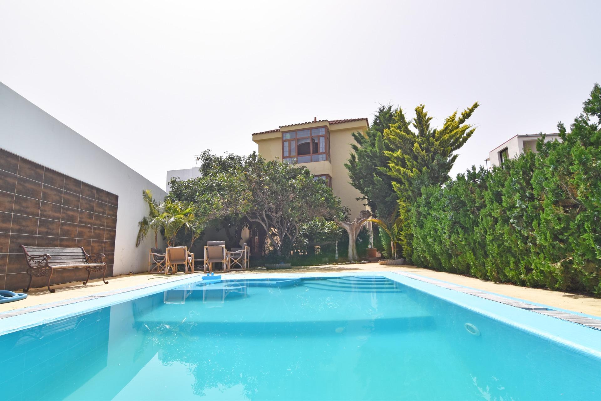 Chalet independiente con jardín y piscina