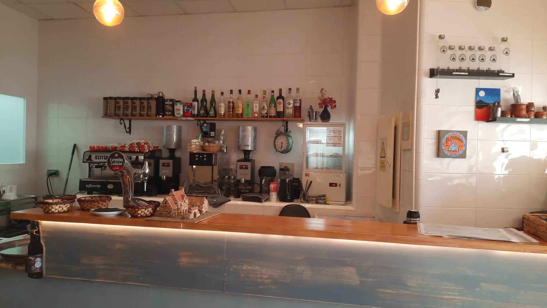 TRASPASO BAR CAFETERIA  EN ALCUDIA PUERTO