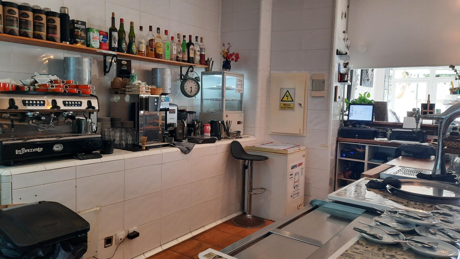 TRASPASO BAR CAFETERIA  EN ALCUDIA PUERTO