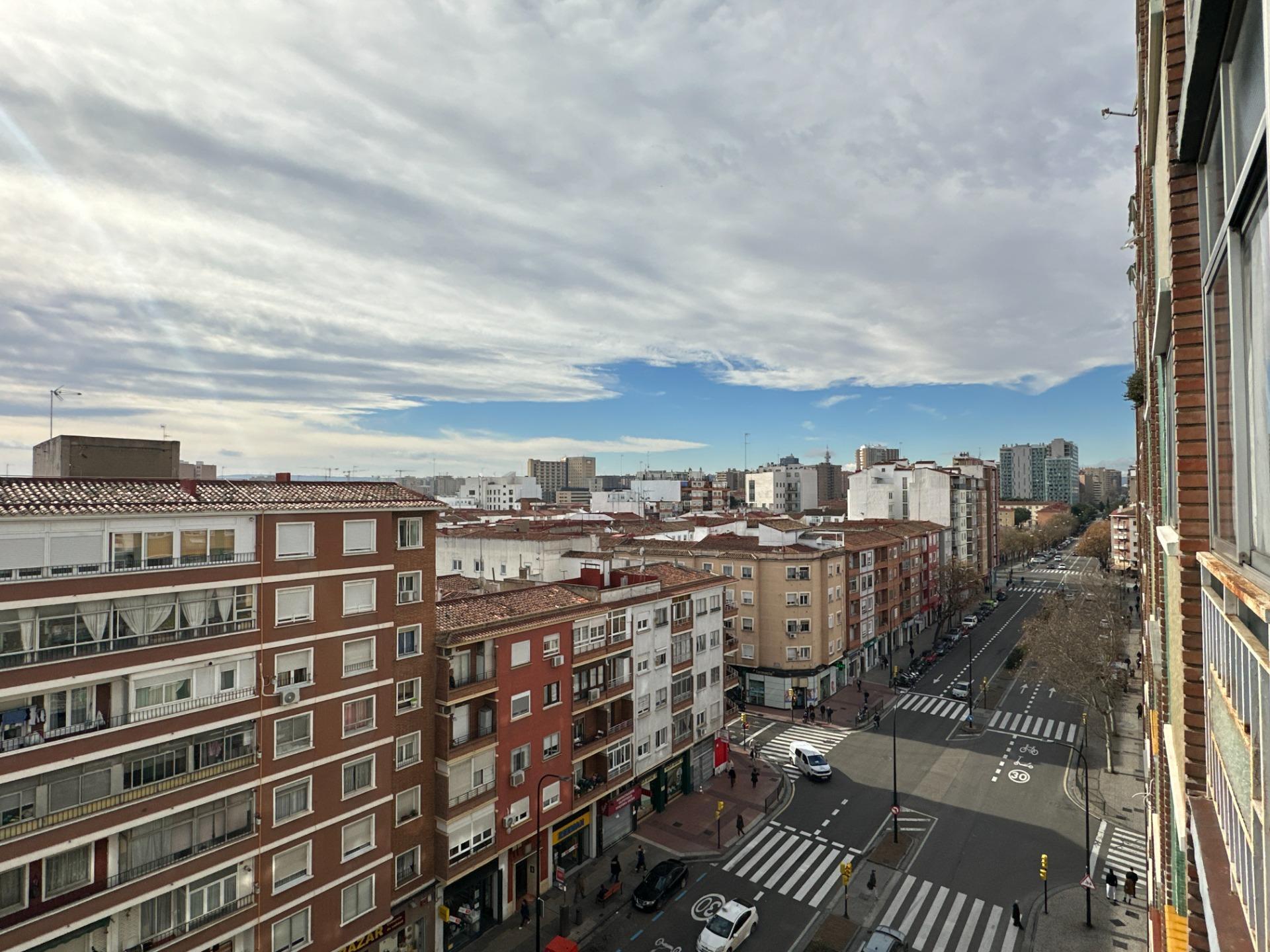 Toca el cielo de Zaragoza: 8ª planta con vistas privilegiadas y luz a raudales.
