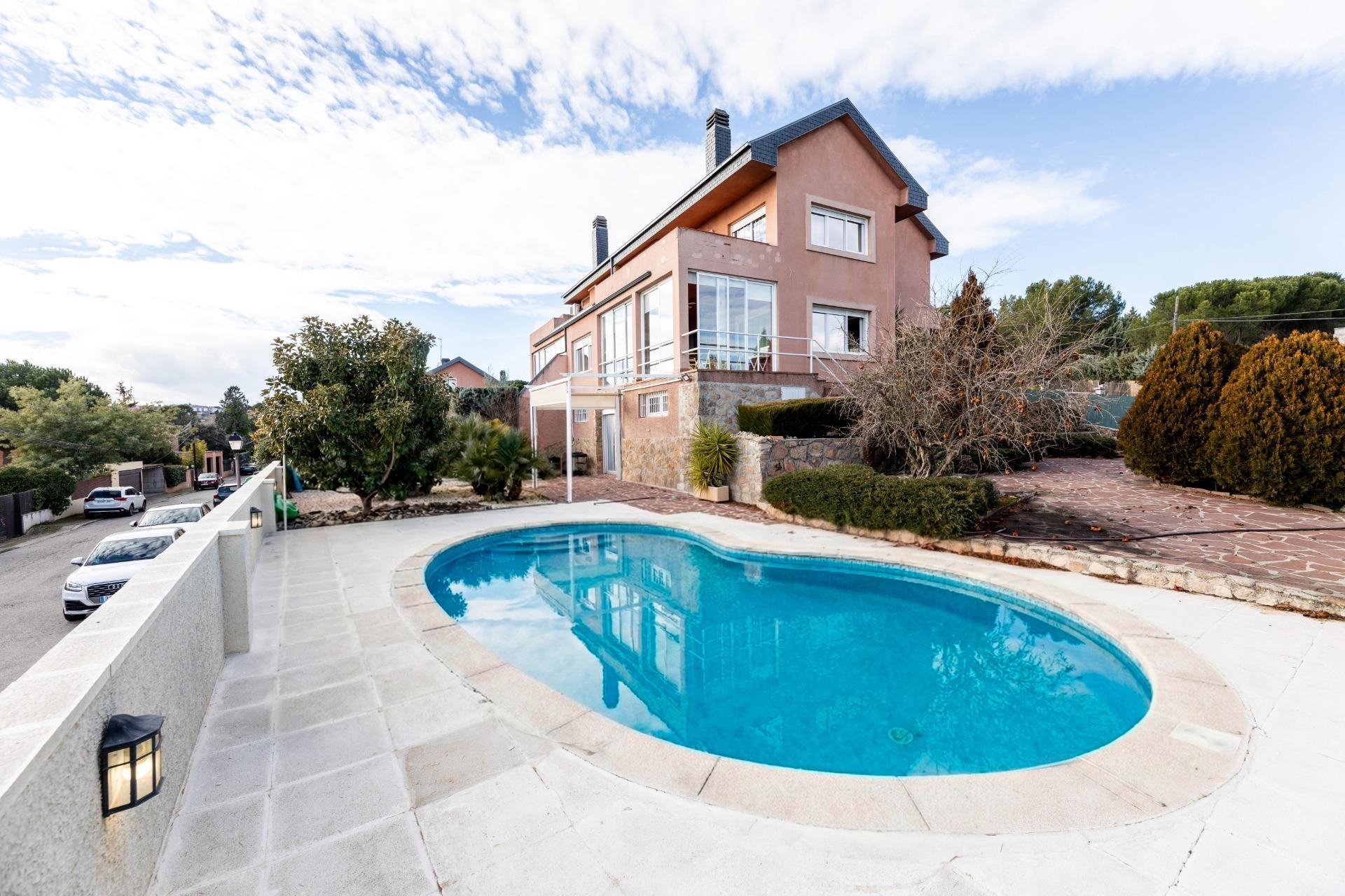 EXCLUSIVO CHALET PAREADO EN TORRELODONES