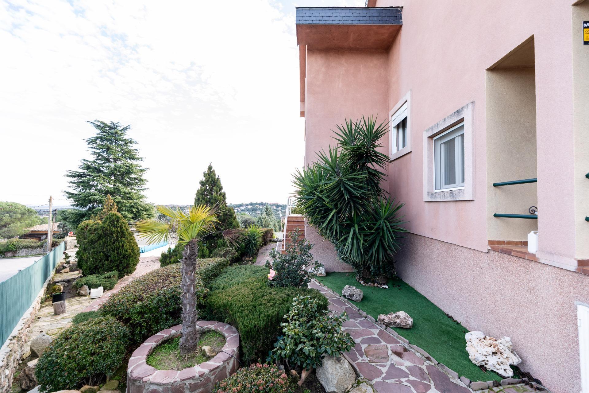 EXCLUSIVO CHALET PAREADO EN TORRELODONES