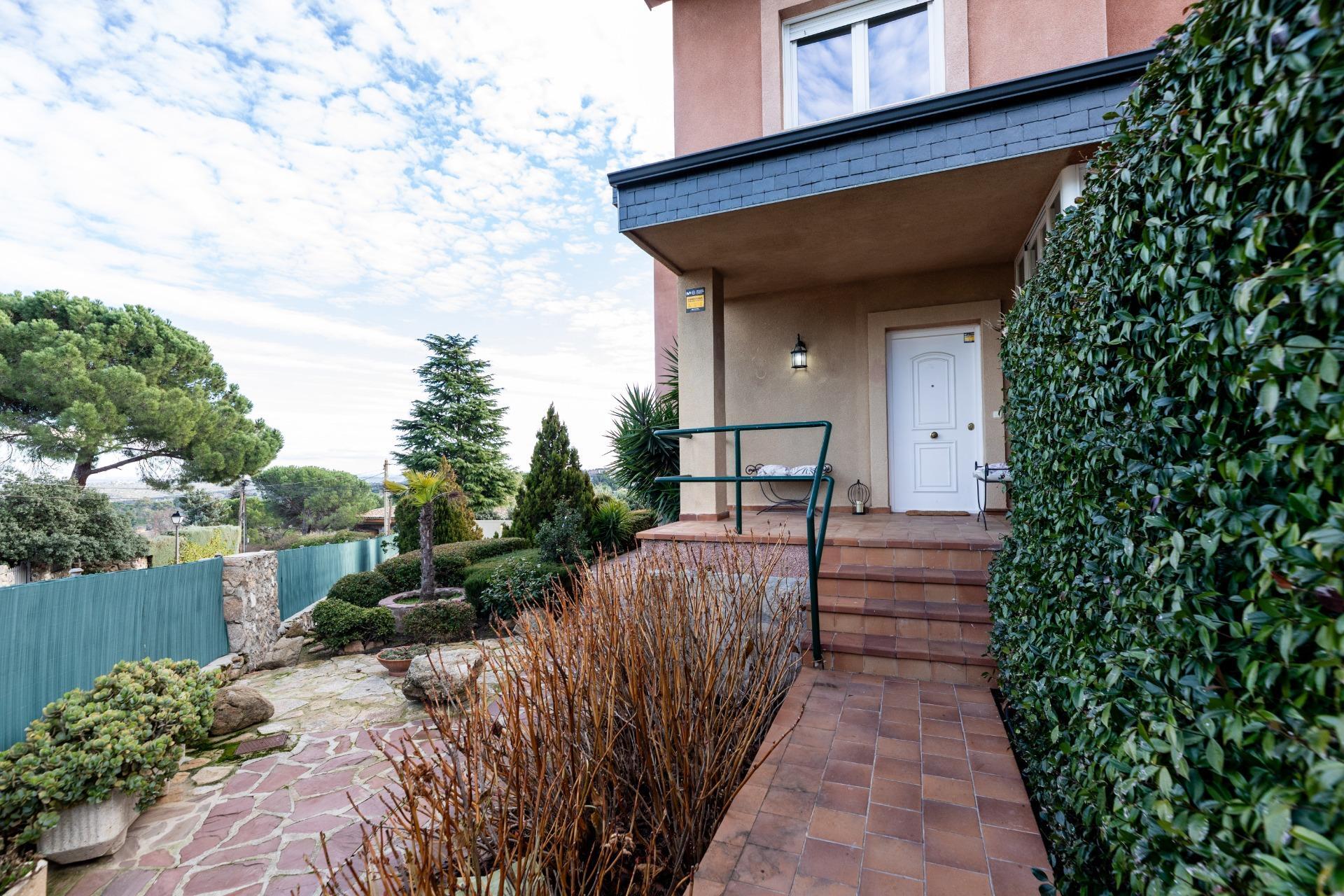 EXCLUSIVO CHALET PAREADO EN TORRELODONES