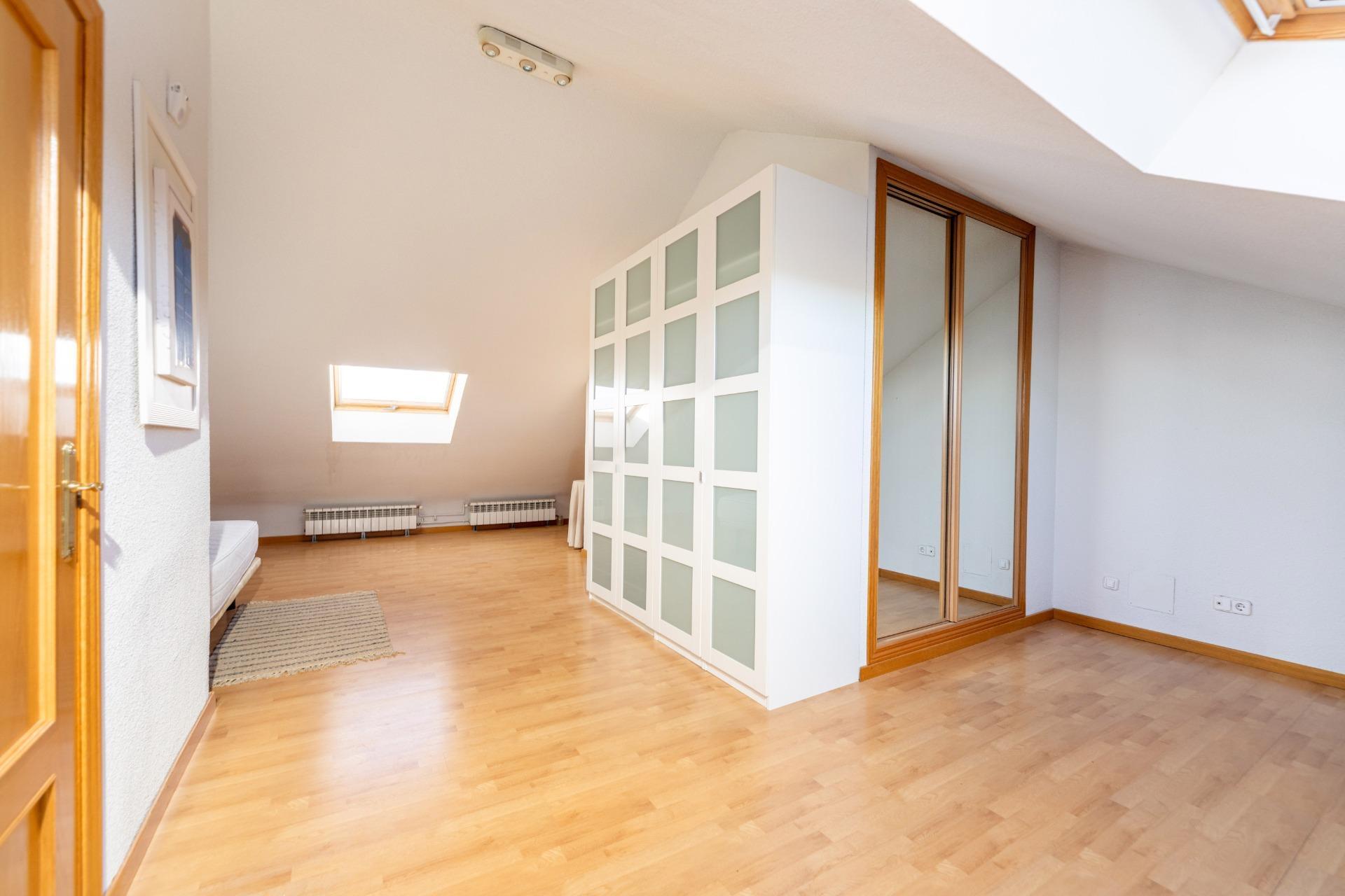 EXCLUSIVO CHALET PAREADO EN TORRELODONES