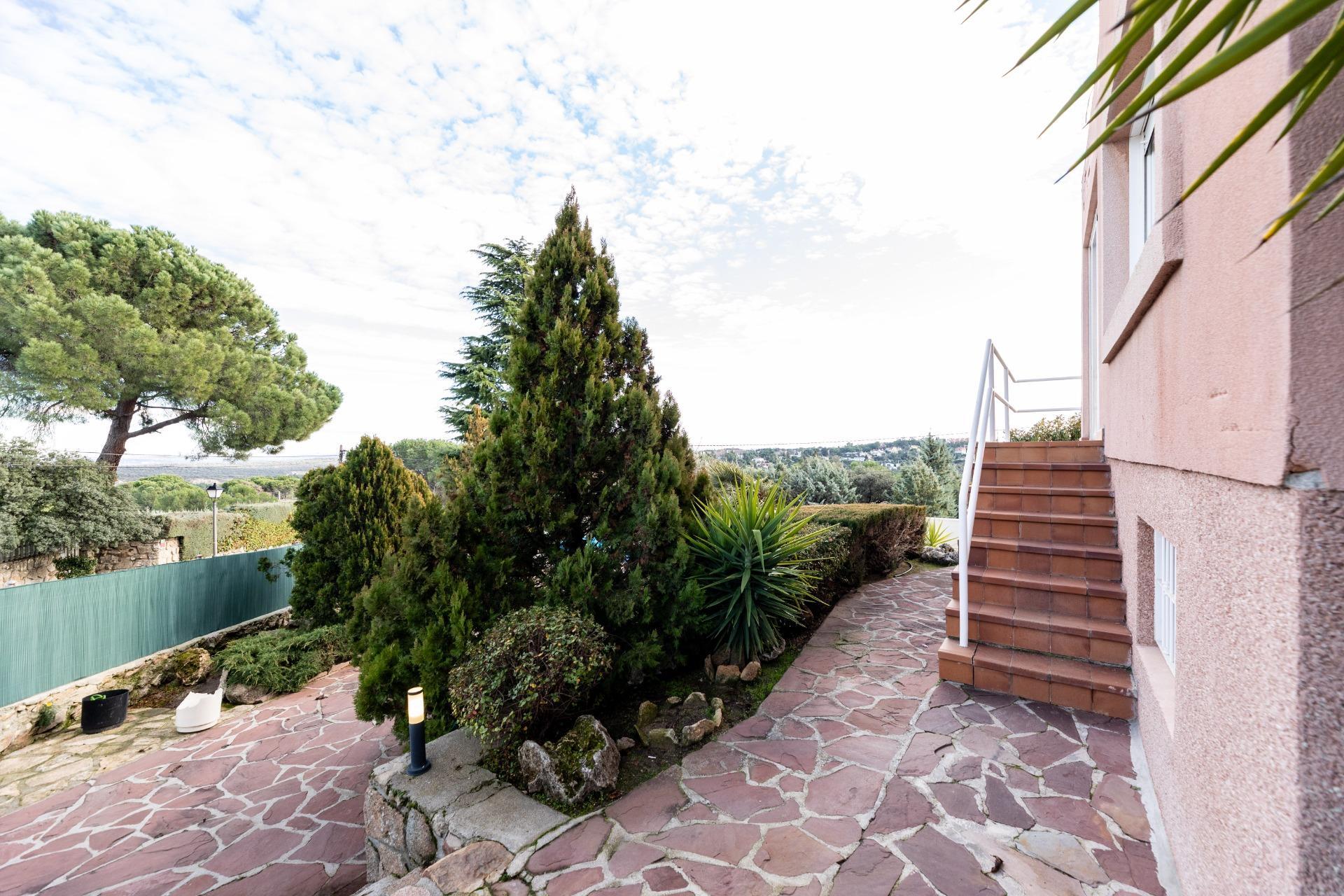 EXCLUSIVO CHALET PAREADO EN TORRELODONES