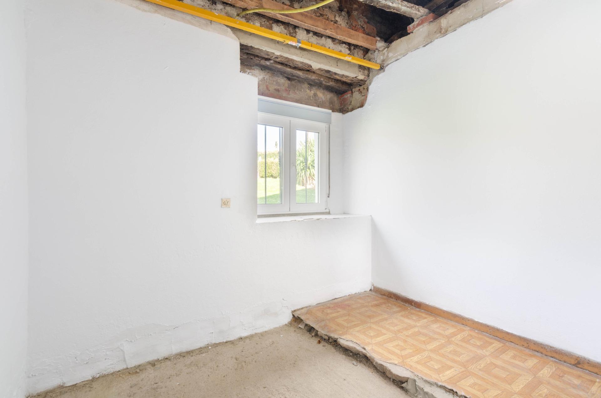 CASA INDEPENDIENTE CON PARCELA EN SALAS: 100% Hipotecable y con presupuesto de reforma del suelo cerrado.