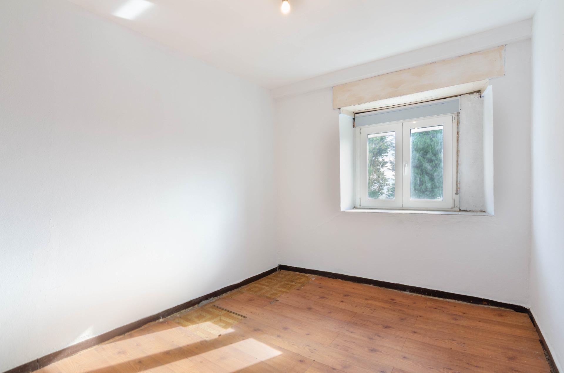 CASA INDEPENDIENTE CON PARCELA EN SALAS: 100% Hipotecable y con presupuesto de reforma del suelo cerrado.